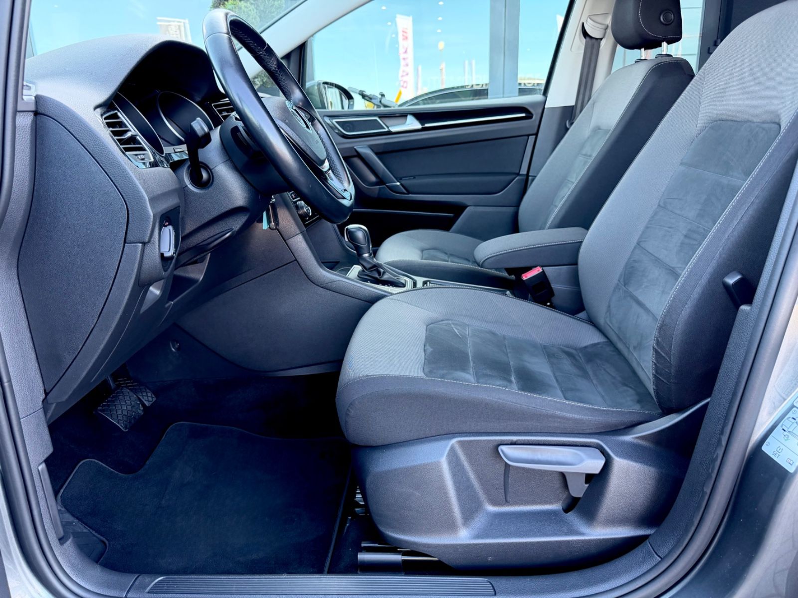 Volkswagen Golf Sportsvan Highline 1.5 TSI DSG /GARANTIE/ - Bild 8 Volkswagen Golf Sportsvan Highline 1.5 TSI DSG /GARANTIE/ in INDIUMGRAU als Van/Minibus - Fahrzeugfoto 8