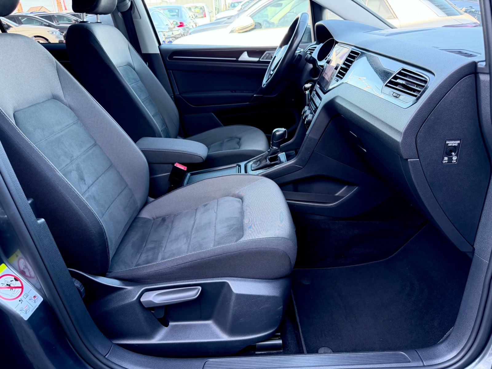 Volkswagen Golf Sportsvan Highline 1.5 TSI DSG /GARANTIE / - Bild 12 Volkswagen Golf Sportsvan Highline 1.5 TSI DSG /GARANTIE / in INDIUMGRAU als Van/Minibus - Fahrzeugfoto 12
