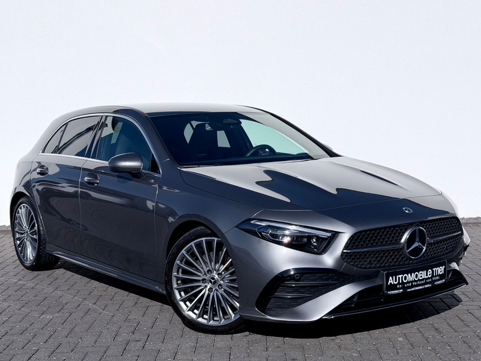 Mercedes-Benz A 220d Amg Line /NAVI/LED/CAM/BURMESTER/1.HAND/ - Bild 3 Mercedes-Benz A 220d Amg Line /NAVI/LED/CAM/BURMESTER/1.HAND/ in MOUNTAINGRAU als Limousine - Fahrzeugfoto 3