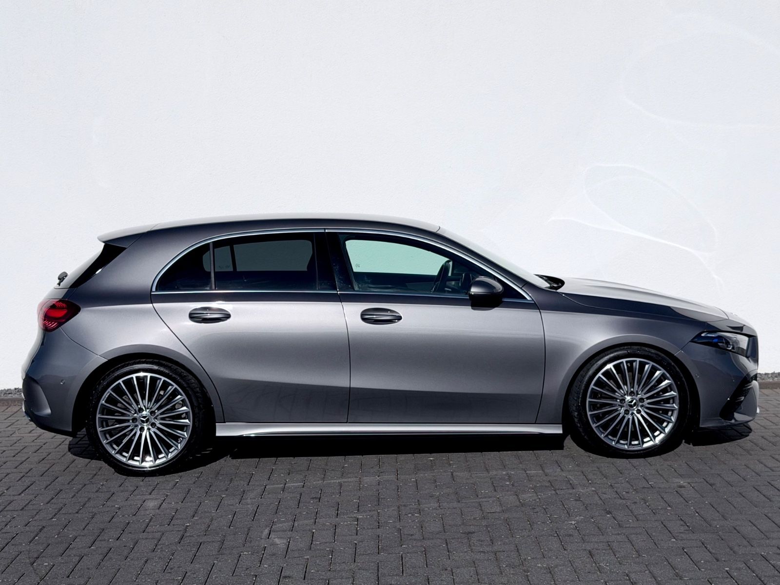 Mercedes-Benz A 220d Amg Line /NAVI/LED/CAM/BURMESTER/1.HAND/ - Bild 4 Mercedes-Benz A 220d Amg Line /NAVI/LED/CAM/BURMESTER/1.HAND/ in MOUNTAINGRAU als Limousine - Fahrzeugfoto 4