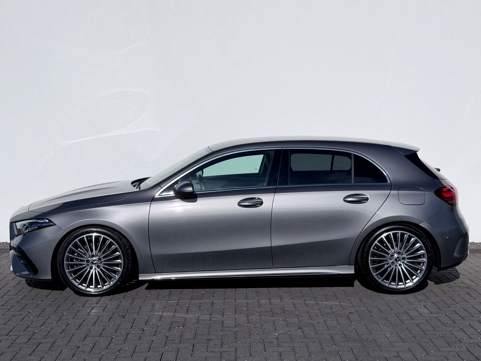 Mercedes-Benz A 220d Amg Line /NAVI/LED/CAM/BURMESTER/1.HAND/ - Bild 8 Mercedes-Benz A 220d Amg Line /NAVI/LED/CAM/BURMESTER/1.HAND/ in MOUNTAINGRAU als Limousine - Fahrzeugfoto 8