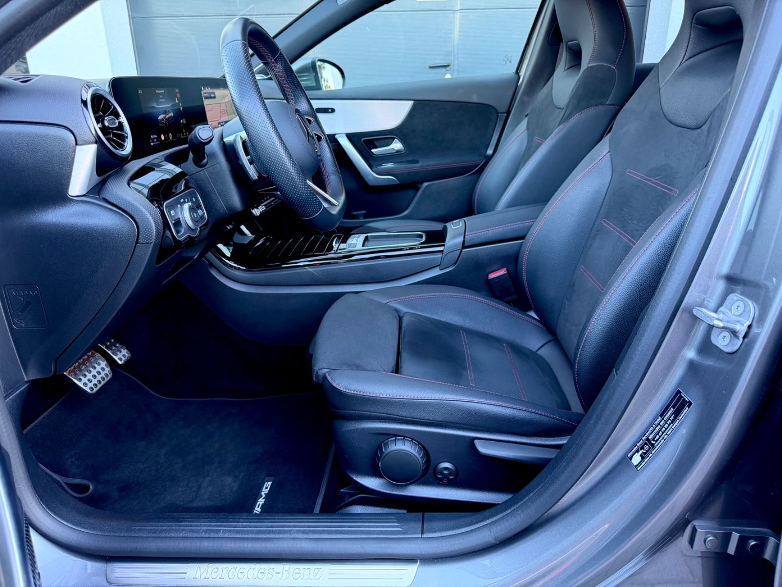Mercedes-Benz A 220d Amg Line /NAVI/LED/CAM/BURMESTER/1.HAND/ - Bild 9 Mercedes-Benz A 220d Amg Line /NAVI/LED/CAM/BURMESTER/1.HAND/ in MOUNTAINGRAU als Limousine - Fahrzeugfoto 9