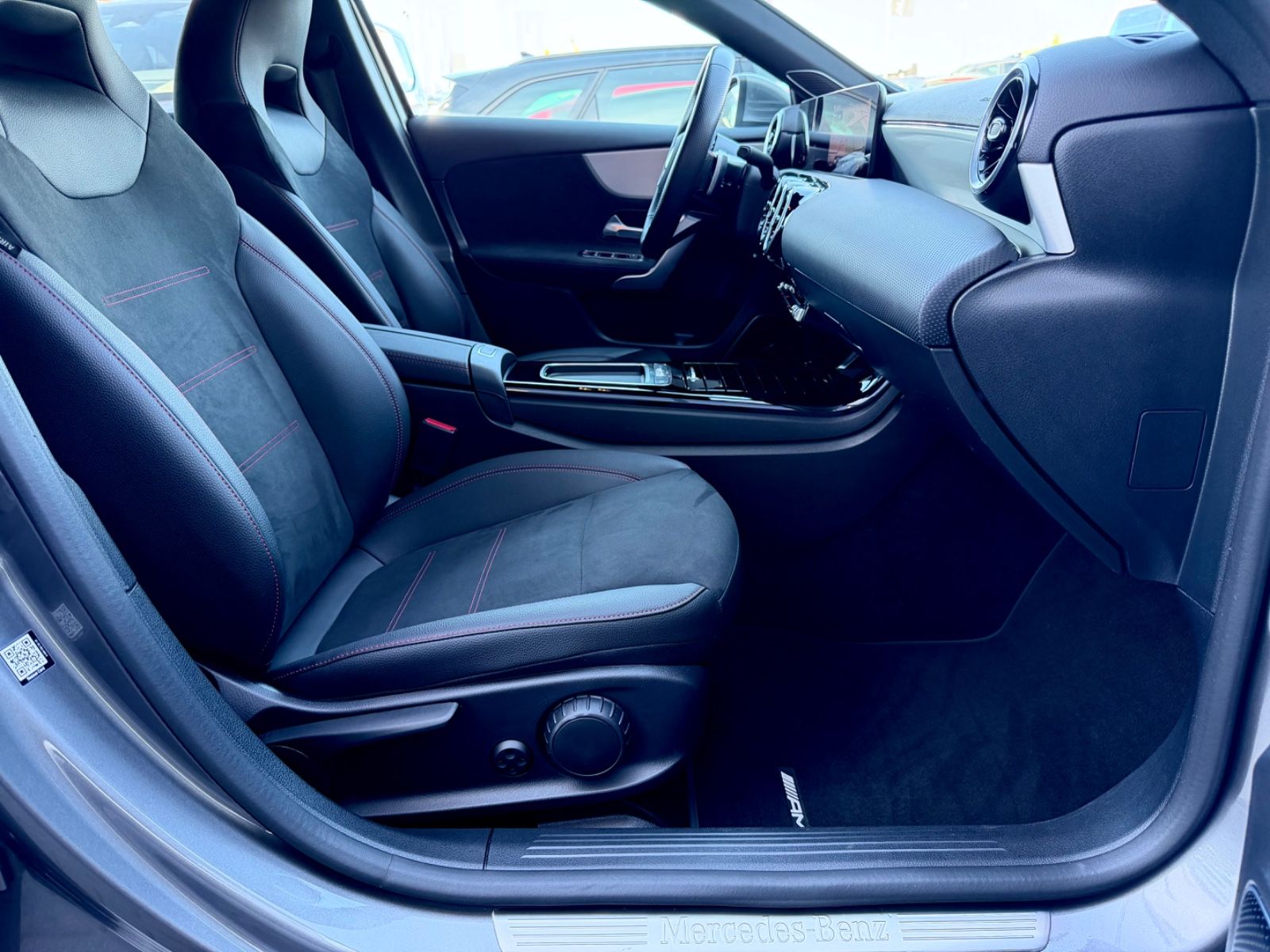 Mercedes-Benz A 220d Amg Line /NAVI/LED/CAM/BURMESTER/1.HAND/ - Bild 12 Mercedes-Benz A 220d Amg Line /NAVI/LED/CAM/BURMESTER/1.HAND/ in MOUNTAINGRAU als Limousine - Fahrzeugfoto 12