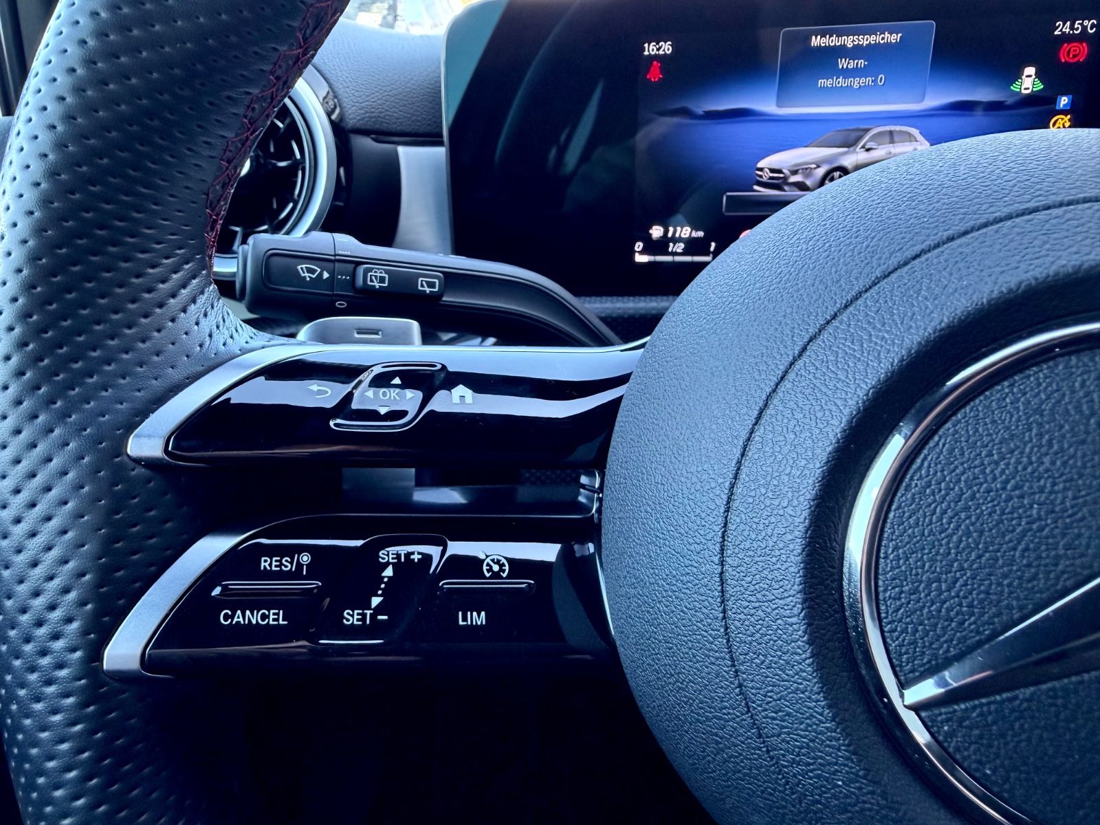 Mercedes-Benz A 220d Amg Line /NAVI/LED/CAM/BURMESTER/1.HAND/ - Bild 14 Mercedes-Benz A 220d Amg Line /NAVI/LED/CAM/BURMESTER/1.HAND/ in MOUNTAINGRAU als Limousine - Fahrzeugfoto 14