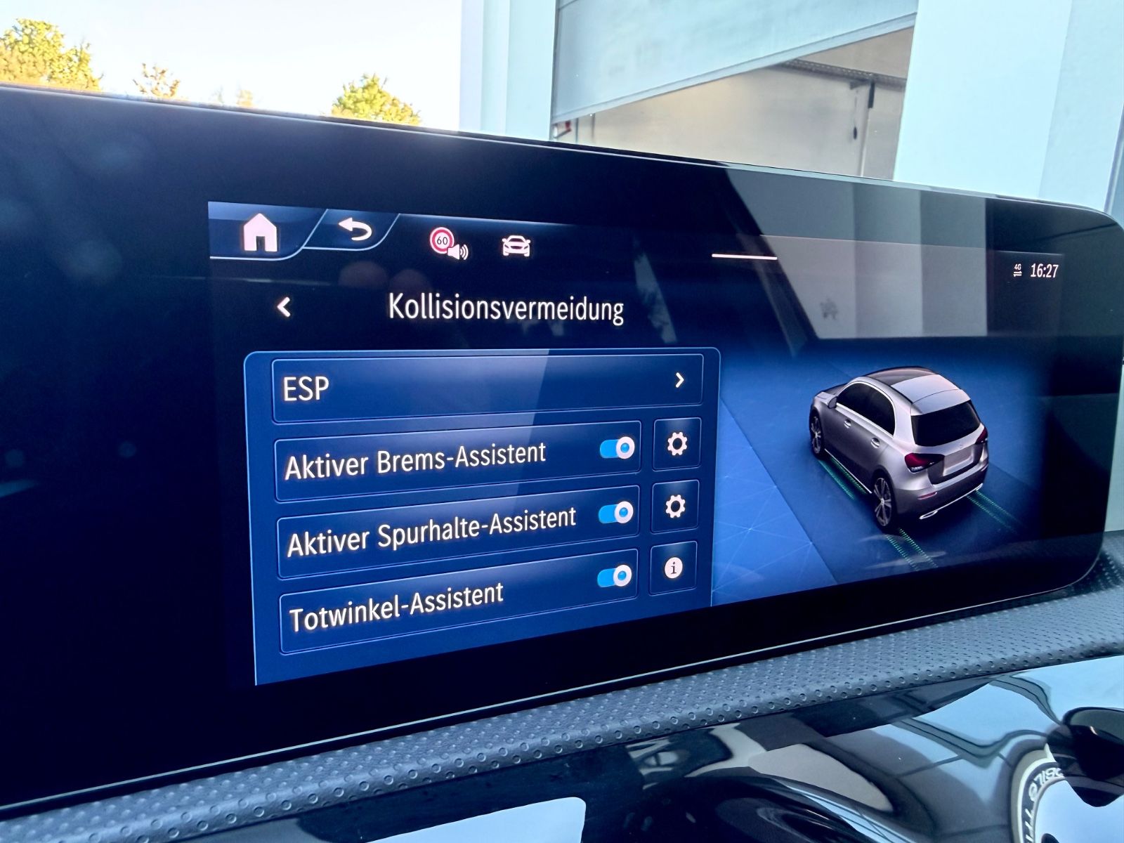 Mercedes-Benz A 220d Amg Line /NAVI/LED/CAM/BURMESTER/1.HAND/ - Bild 18 Mercedes-Benz A 220d Amg Line /NAVI/LED/CAM/BURMESTER/1.HAND/ in MOUNTAINGRAU als Limousine - Fahrzeugfoto 18