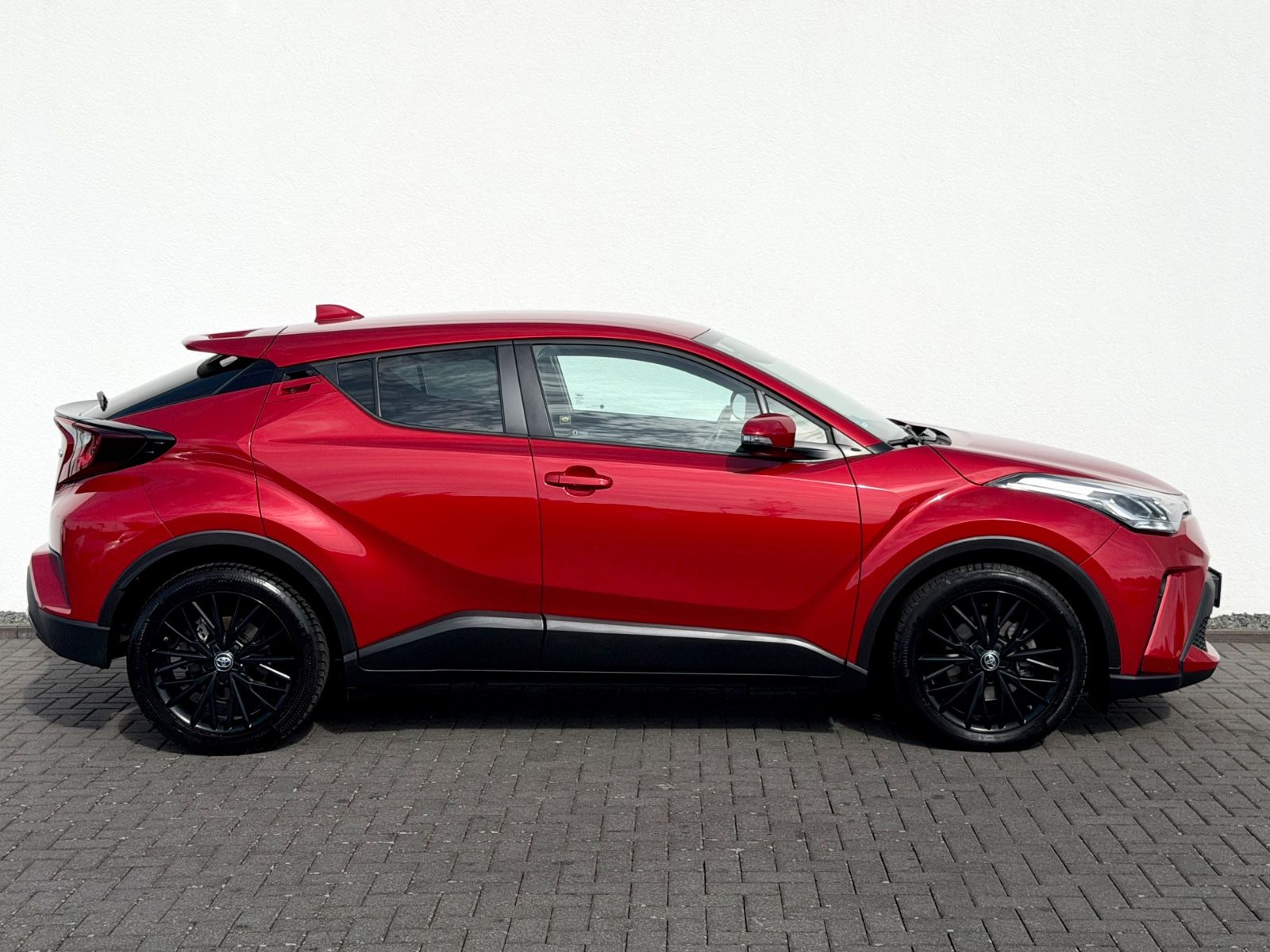 Toyota C-HR Hybrid Black Edition /ACC/CAM/AHK/GARANTIE/ - Bild 4 Toyota C-HR Hybrid Black Edition /ACC/CAM/AHK/GARANTIE/ in Rot als SUV/Geländewagen/Pickup - Fahrzeugfoto 4
