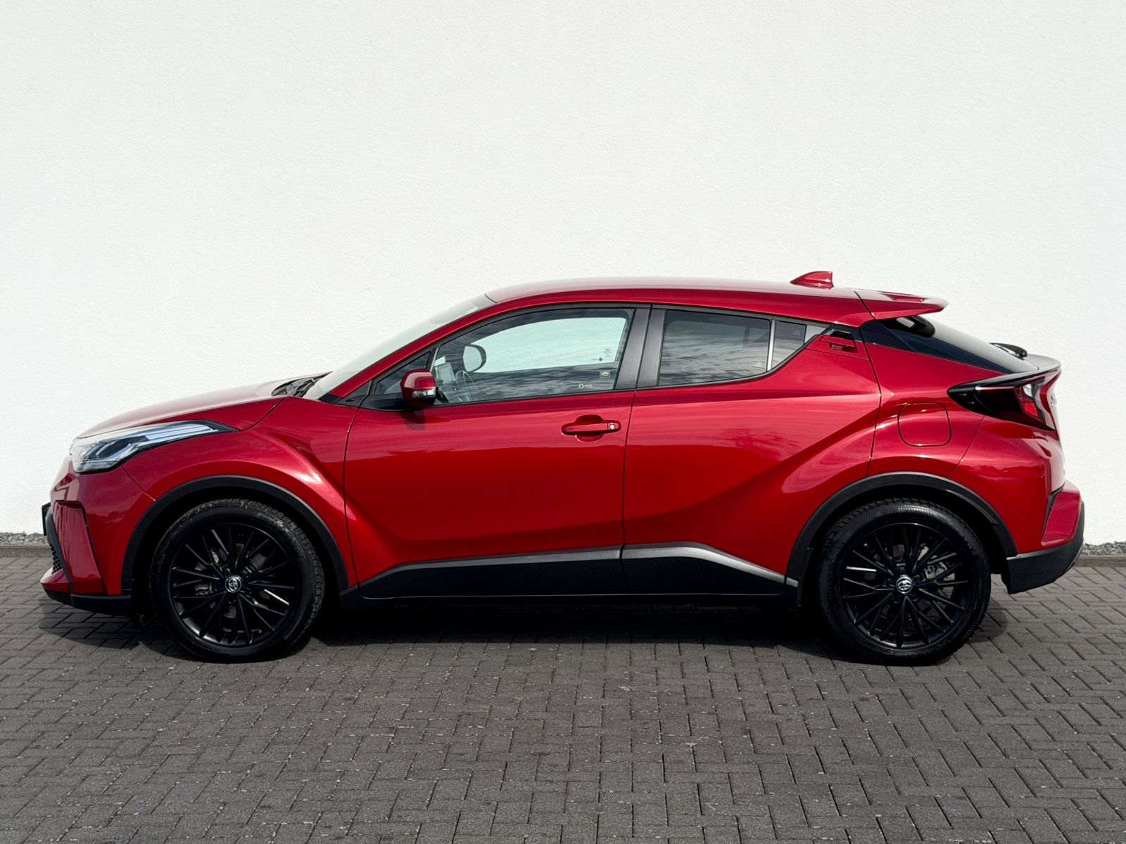 Toyota C-HR Hybrid Black Edition /ACC/CAM/AHK/GARANTIE/ - Bild 8 Toyota C-HR Hybrid Black Edition /ACC/CAM/AHK/GARANTIE/ in Rot als SUV/Geländewagen/Pickup - Fahrzeugfoto 8
