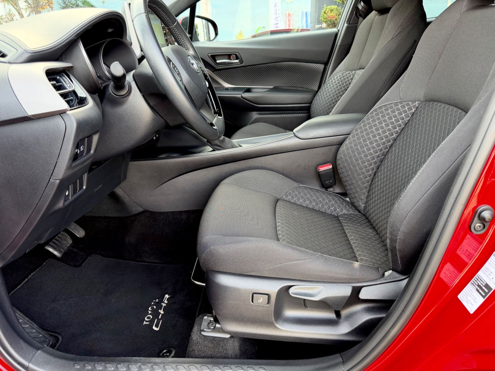 Toyota C-HR Hybrid Black Edition /ACC/CAM/AHK/GARANTIE/ - Bild 9 Toyota C-HR Hybrid Black Edition /ACC/CAM/AHK/GARANTIE/ in Rot als SUV/Geländewagen/Pickup - Fahrzeugfoto 9