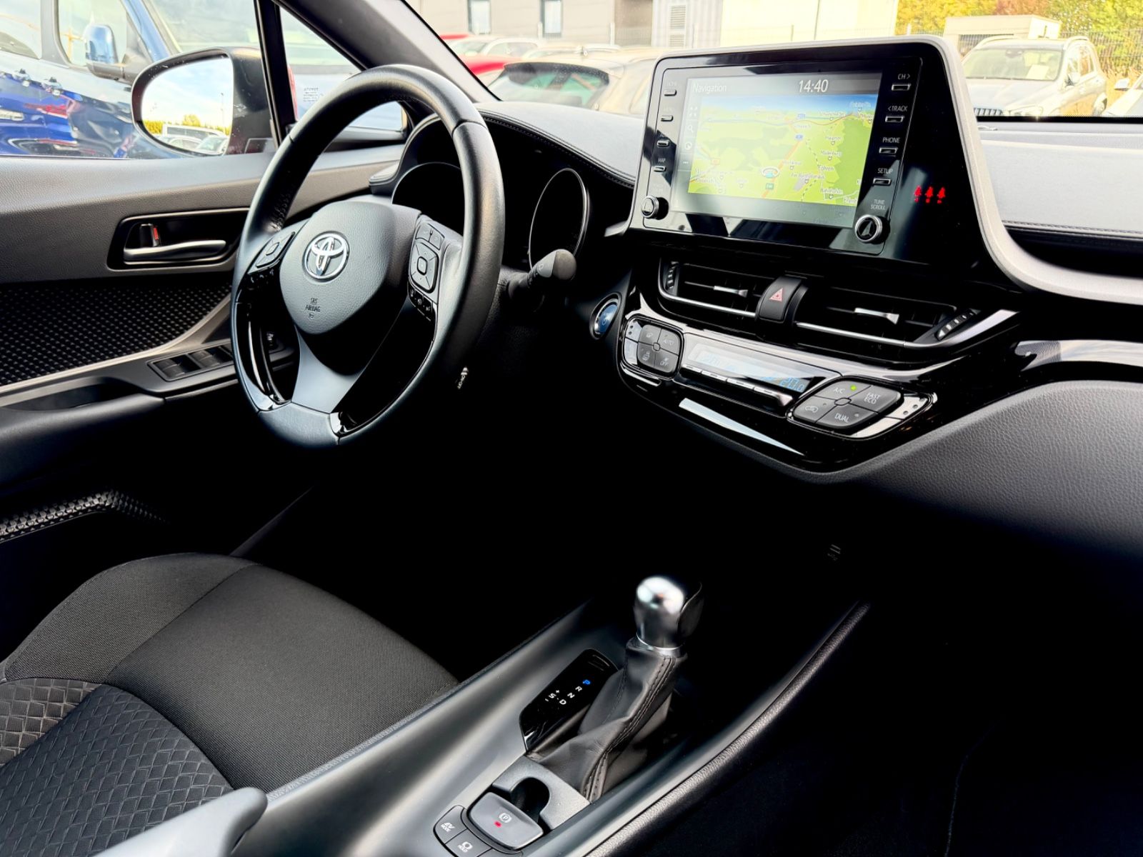 Toyota C-HR Hybrid Black Edition /ACC/CAM/AHK/GARANTIE/ - Bild 12 Toyota C-HR Hybrid Black Edition /ACC/CAM/AHK/GARANTIE/ in Rot als SUV/Geländewagen/Pickup - Fahrzeugfoto 12