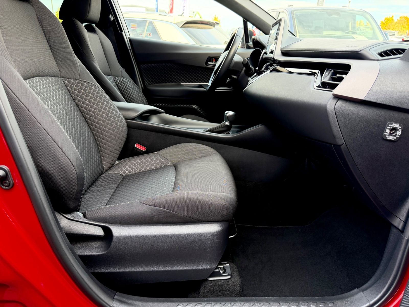 Toyota C-HR Hybrid Black Edition /ACC/CAM/AHK/GARANTIE/ - Bild 13 Toyota C-HR Hybrid Black Edition /ACC/CAM/AHK/GARANTIE/ in Rot als SUV/Geländewagen/Pickup - Fahrzeugfoto 13