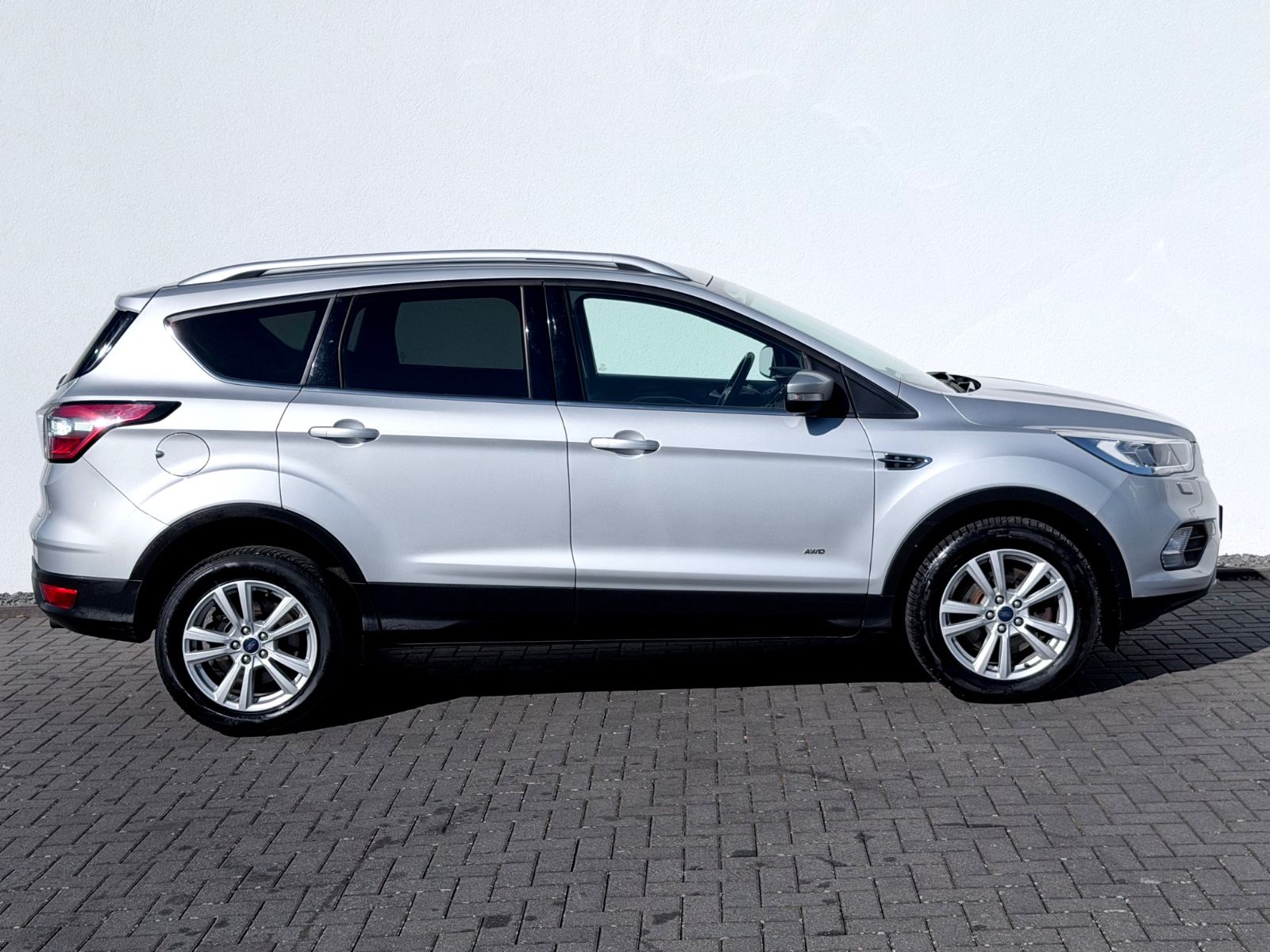 Ford Kuga 1.5 4x4 /AUTOMATIK/NAVI/PDC/LHZ/GARNATIE/ - Bild 4 Ford Kuga 1.5 4x4 /AUTOMATIK/NAVI/PDC/LHZ/GARNATIE/ als SUV/Geländewagen/Pickup - Fahrzeugfoto 4