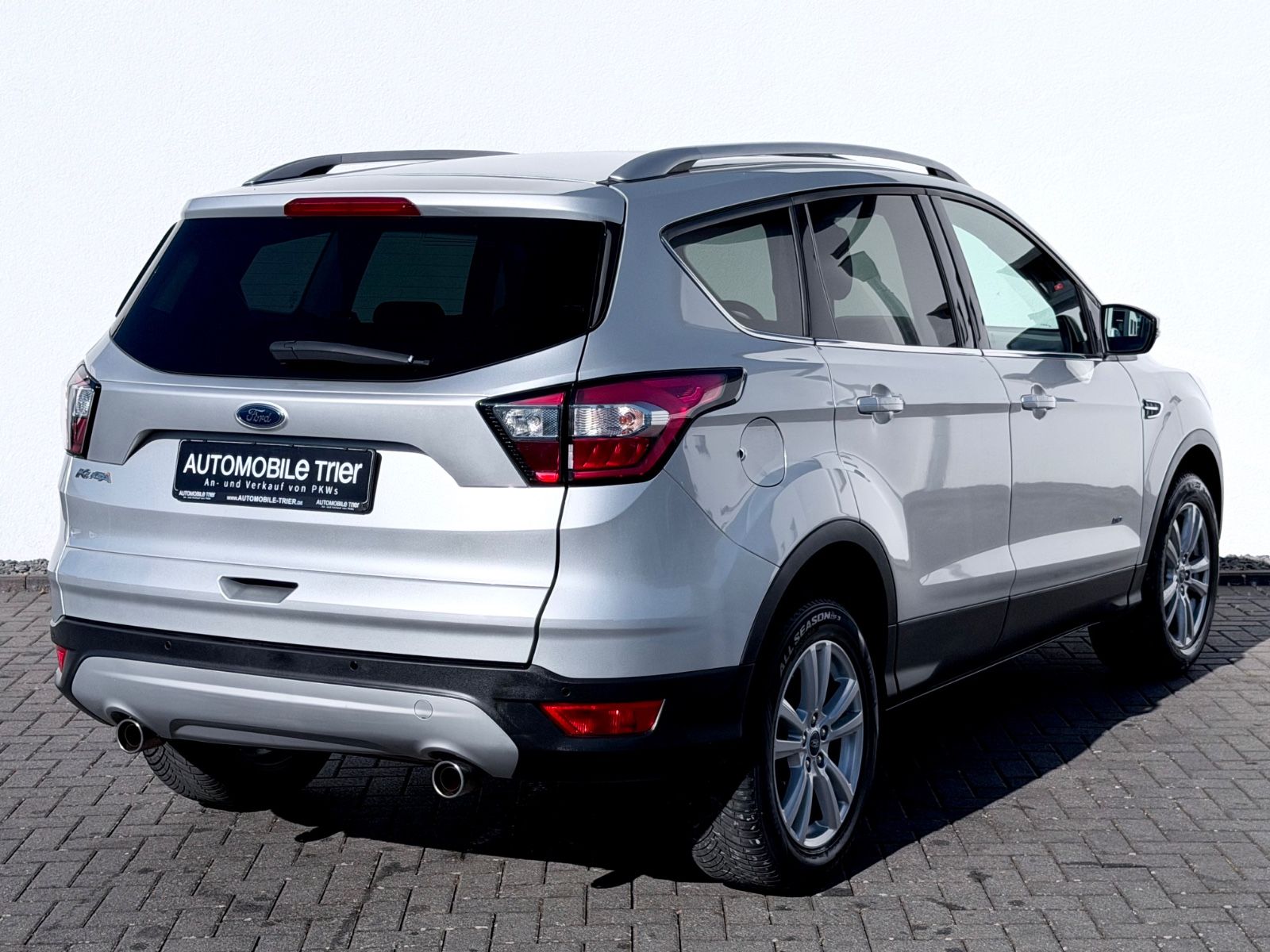Ford Kuga 1.5 4x4 /AUTOMATIK/NAVI/PDC/LHZ/GARNATIE/ - Bild 5 Ford Kuga 1.5 4x4 /AUTOMATIK/NAVI/PDC/LHZ/GARNATIE/ als SUV/Geländewagen/Pickup - Fahrzeugfoto 5