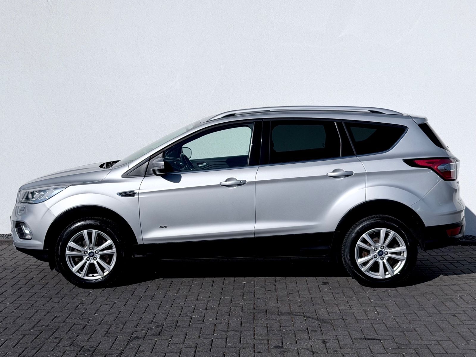 Ford Kuga 1.5 4x4 /AUTOMATIK/NAVI/PDC/LHZ/GARNATIE/ - Bild 8 Ford Kuga 1.5 4x4 /AUTOMATIK/NAVI/PDC/LHZ/GARNATIE/ als SUV/Geländewagen/Pickup - Fahrzeugfoto 8