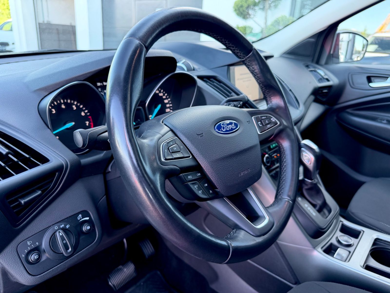Ford Kuga 1.5 4x4 /AUTOMATIK/NAVI/PDC/LHZ/GARNATIE/ - Bild 10 Ford Kuga 1.5 4x4 /AUTOMATIK/NAVI/PDC/LHZ/GARNATIE/ als SUV/Geländewagen/Pickup - Fahrzeugfoto 10