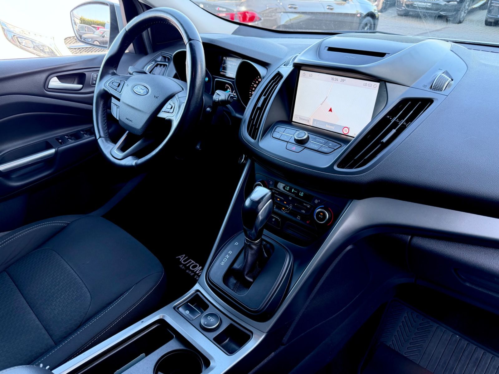 Ford Kuga 1.5 4x4 /AUTOMATIK/NAVI/PDC/LHZ/GARNATIE/ - Bild 12 Ford Kuga 1.5 4x4 /AUTOMATIK/NAVI/PDC/LHZ/GARNATIE/ als SUV/Geländewagen/Pickup - Fahrzeugfoto 12