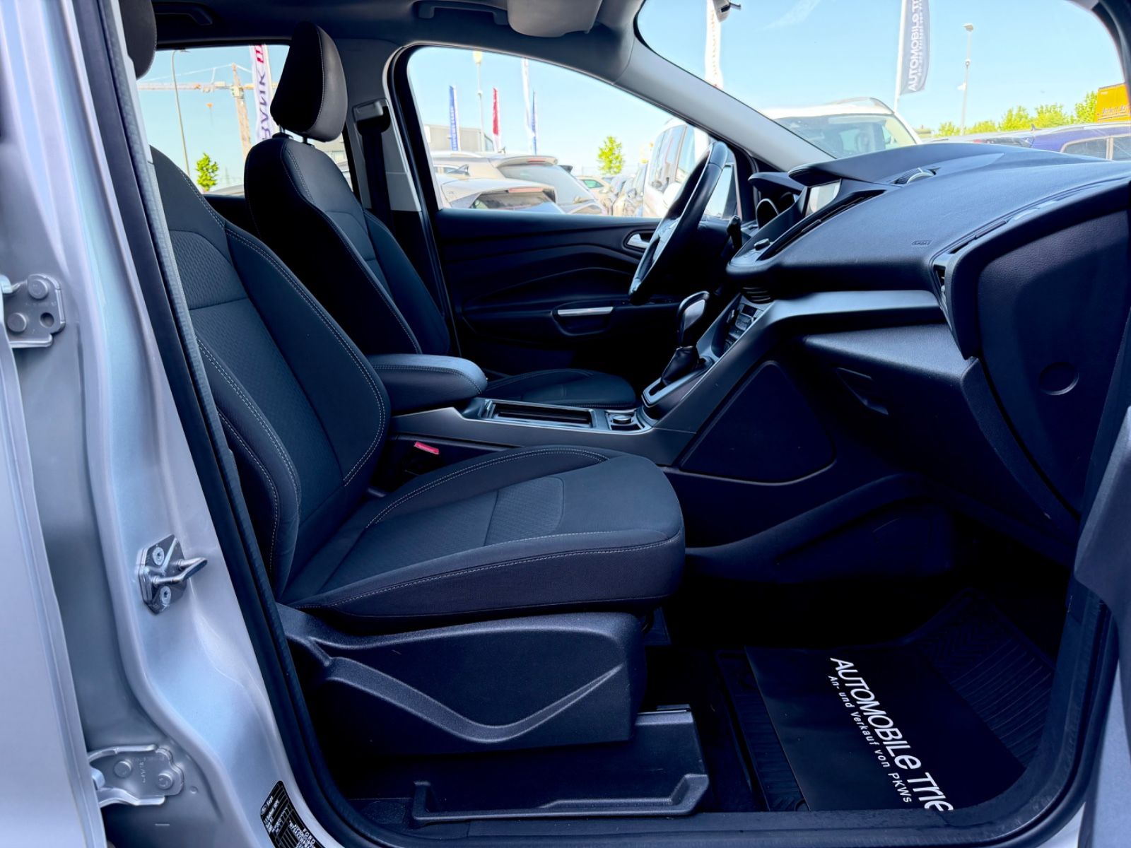 Ford Kuga 1.5 4x4 /AUTOMATIK/NAVI/PDC/LHZ/GARNATIE/ - Bild 13 Ford Kuga 1.5 4x4 /AUTOMATIK/NAVI/PDC/LHZ/GARNATIE/ als SUV/Geländewagen/Pickup - Fahrzeugfoto 13