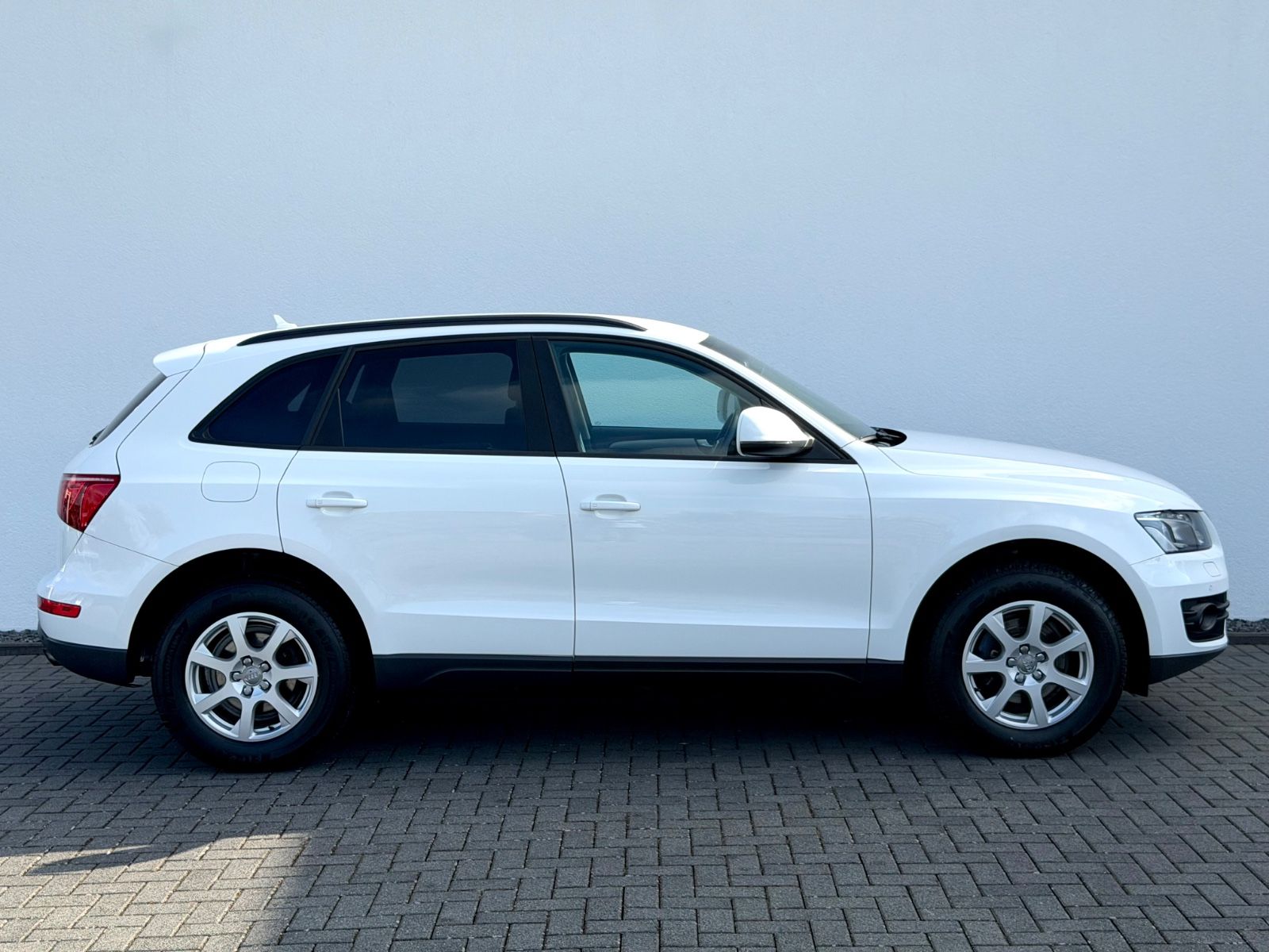 Audi Q5 2.0 TFSI quattro /NAVI/LED/PDC/GARANTIE/ - Bild 4 Audi Q5 2.0 TFSI quattro /NAVI/LED/PDC/GARANTIE/ in Weiß als SUV/Geländewagen/Pickup - Fahrzeugfoto 4