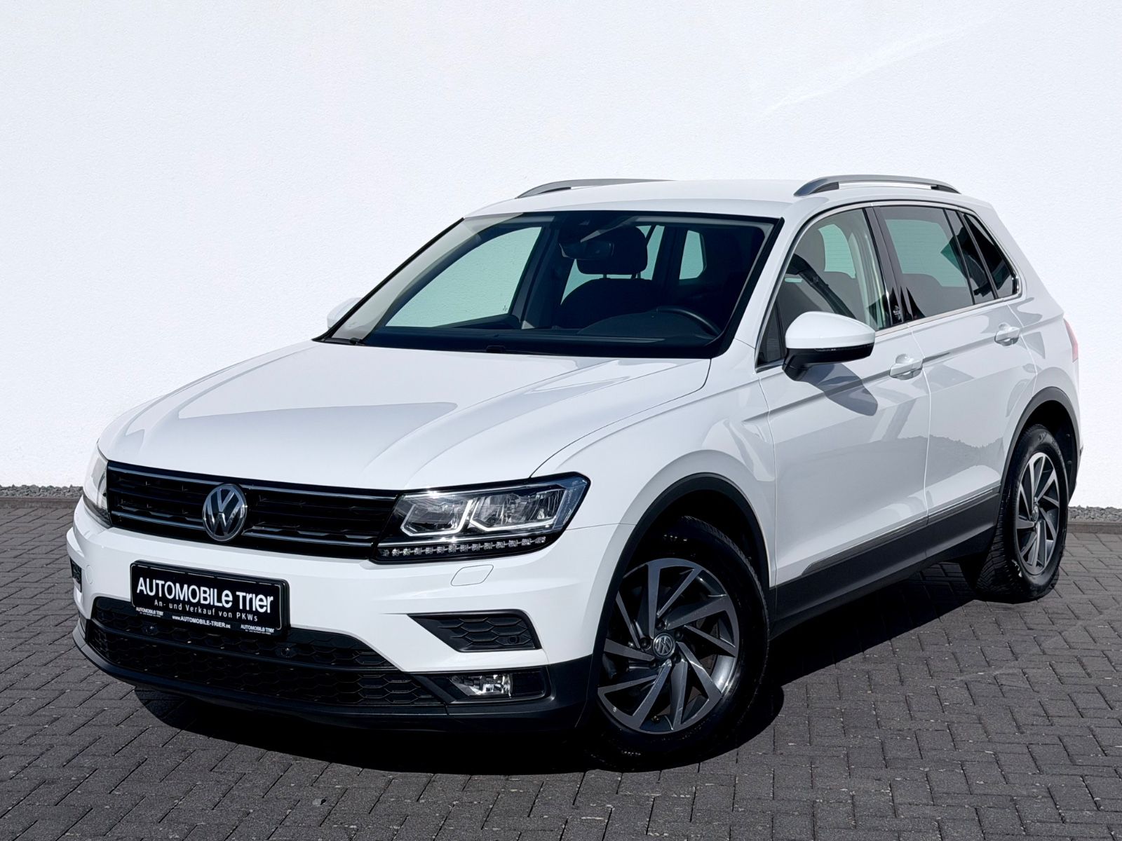 Volkswagen Tiguan 1.4 TSI /NAVI/LED/ACC/AHK/1.HAND/GARANTIE in Weiß als SUV/Geländewagen/Pickup - Fahrzeugfoto 1