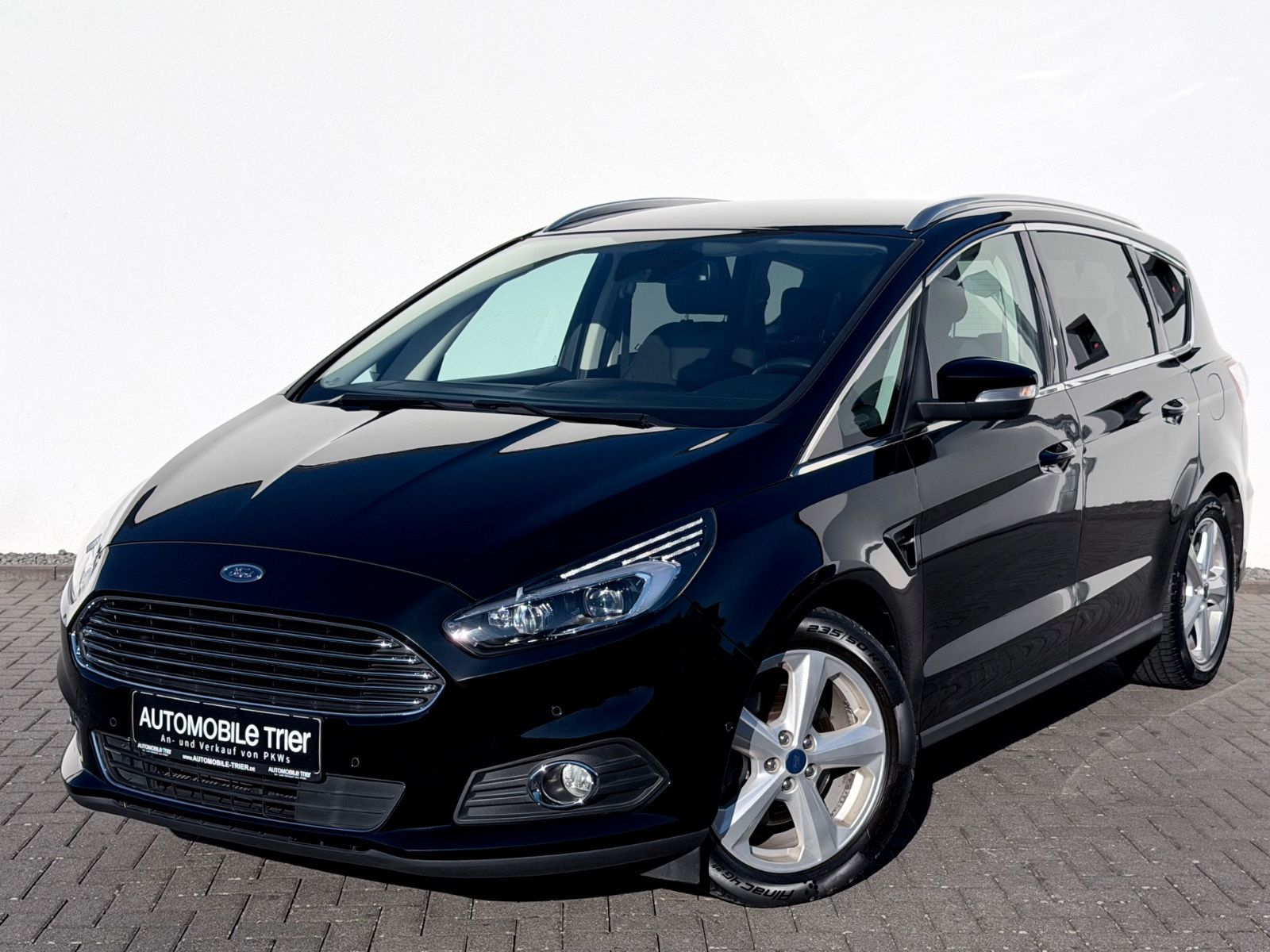 Ford S-MAX Titanium 2.0 TDCI / 7.SITZER / GARANTIE / in Schwarz als Van/Minibus - Fahrzeugfoto 1