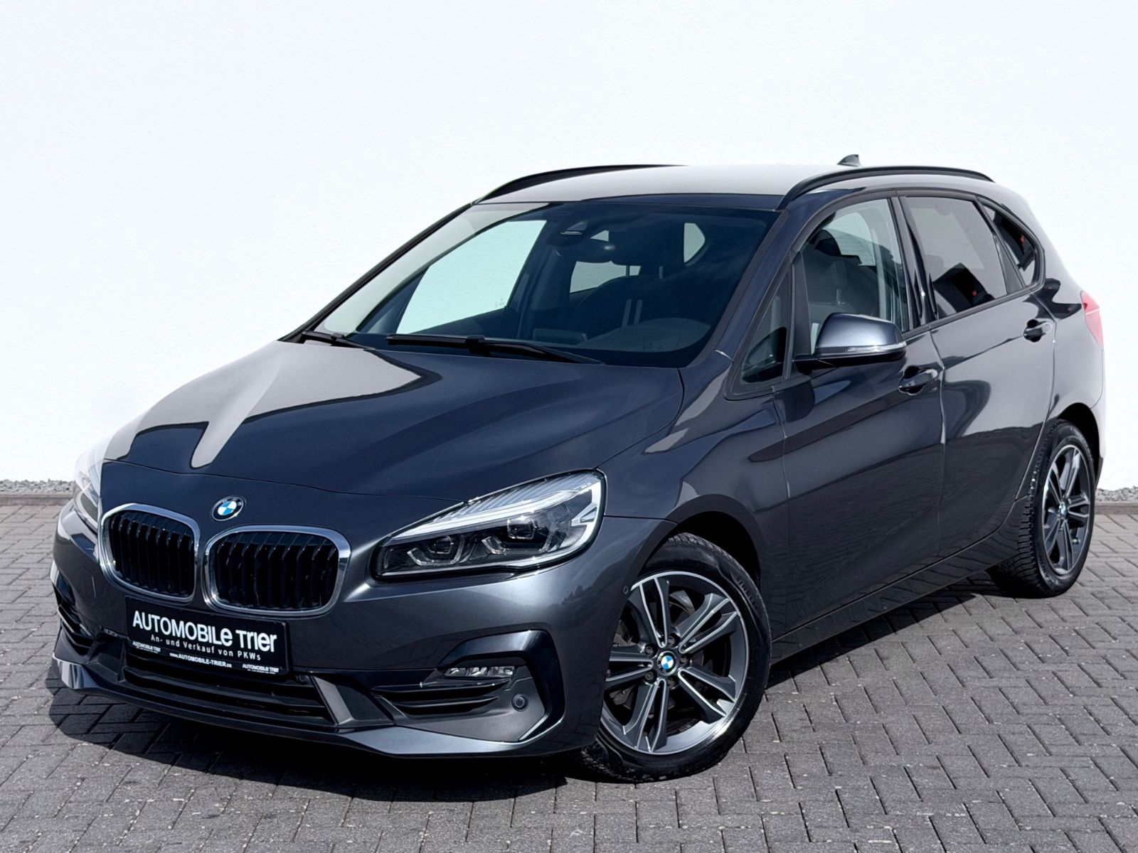 BMW 218i Active Tourer Sport Line /NAVI/LED/GARANTIE in Grau als Van/Minibus - Fahrzeugfoto 1