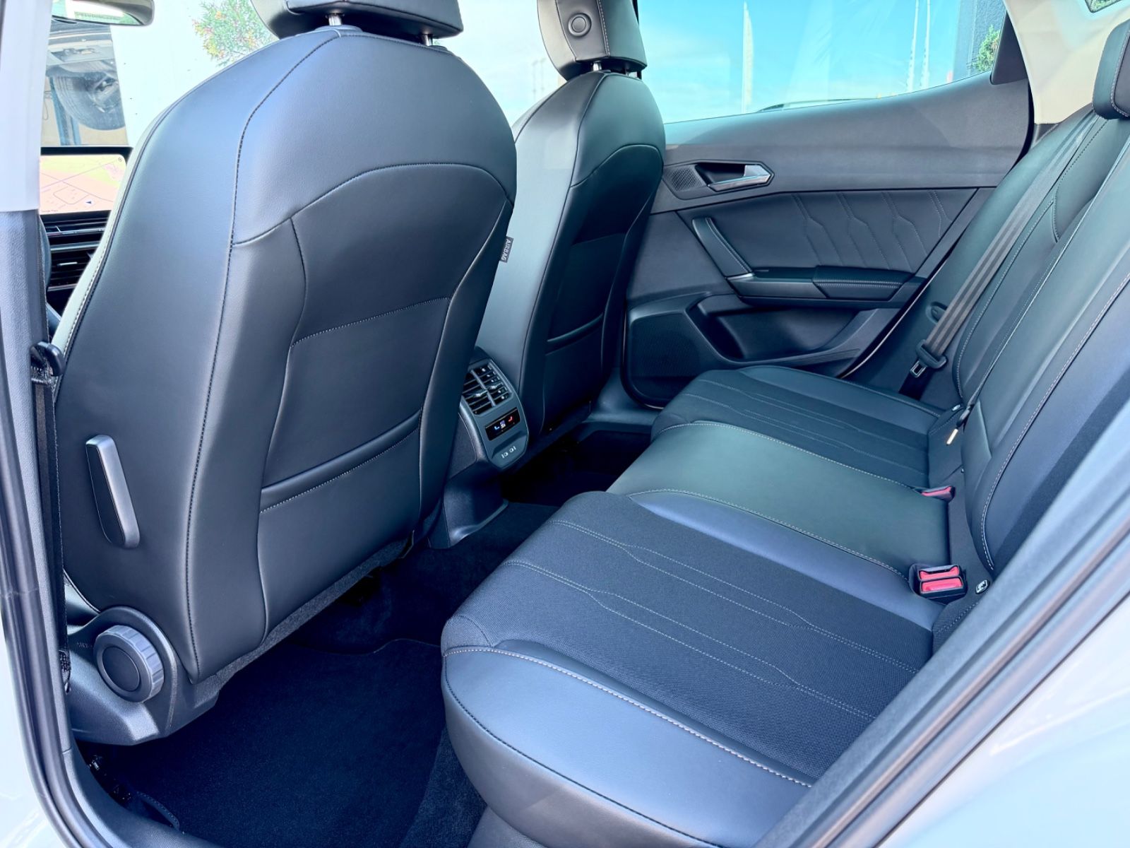 Cupra Formentor 1.4 e-Hybrid /NAVI/LED/ACC/CAM/1.HAND/ - Bild 14 Cupra Formentor 1.4 e-Hybrid /NAVI/LED/ACC/CAM/1.HAND/ in Weiß als SUV/Geländewagen/Pickup - Fahrzeugfoto 14