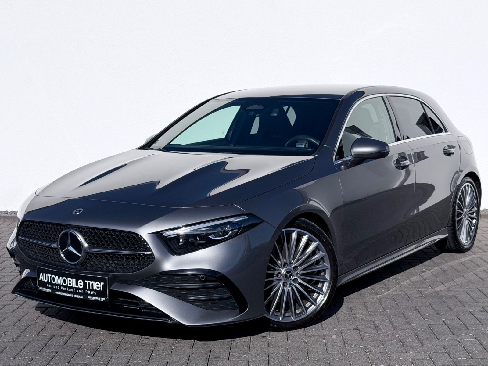 Mercedes-Benz A 220d Amg Line /NAVI/LED/CAM/BURMESTER/1.HAND/ in Grau als Limousine - Fahrzeugfoto 1