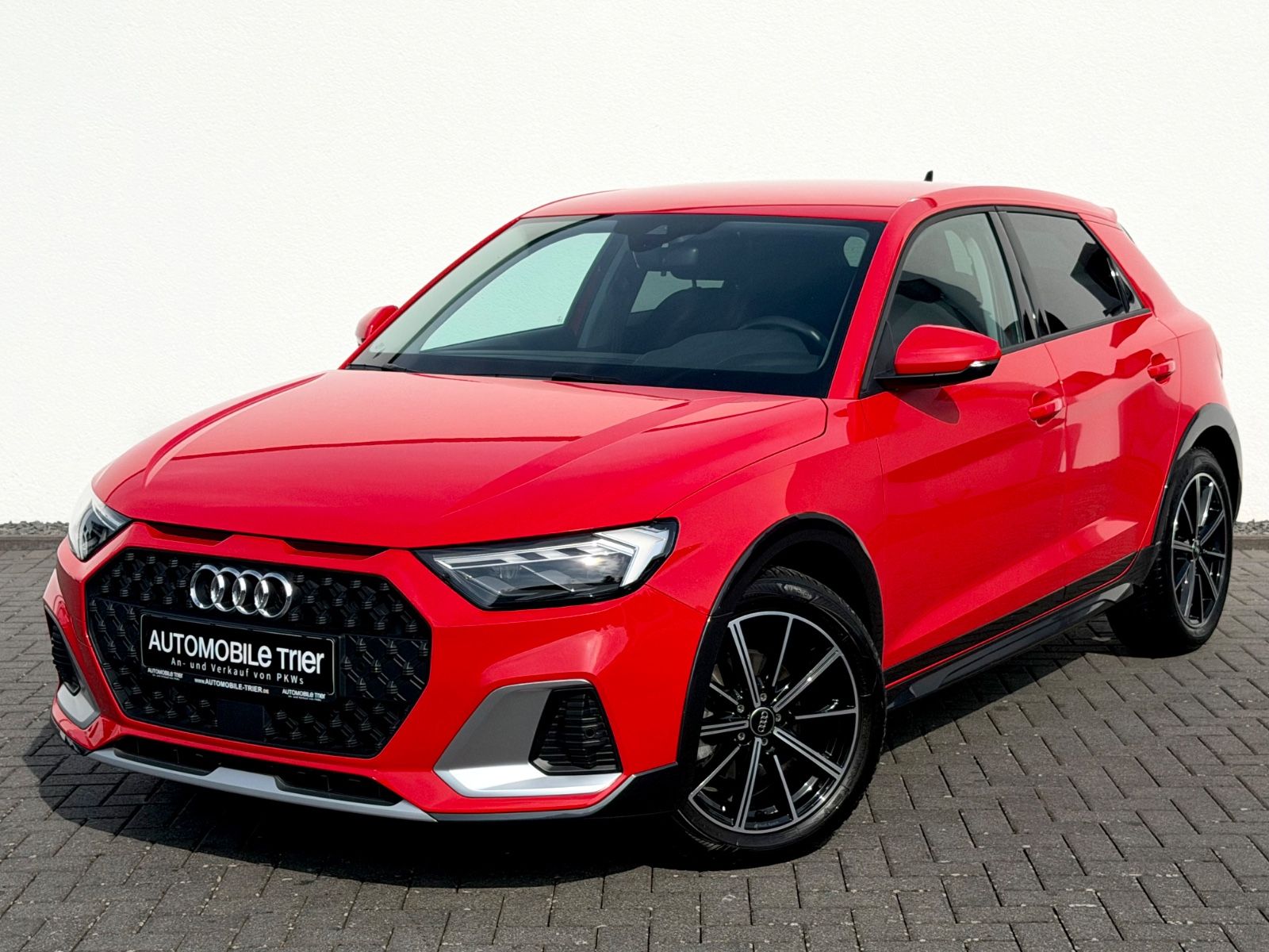 Audi A1 allstreet 30 TFSI /NAVI/LED/CAM/1.HAND/GARANT in Rot als Kleinwagen - Fahrzeugfoto 1