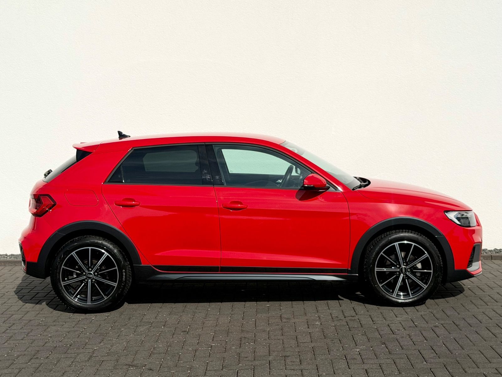 Audi A1 allstreet 30 TFSI /NAVI/LED/CAM/1.HAND/GARANT - Bild 4 Audi A1 allstreet 30 TFSI /NAVI/LED/CAM/1.HAND/GARANT in Misanorot Perleffekt als Kleinwagen - Fahrzeugfoto 4