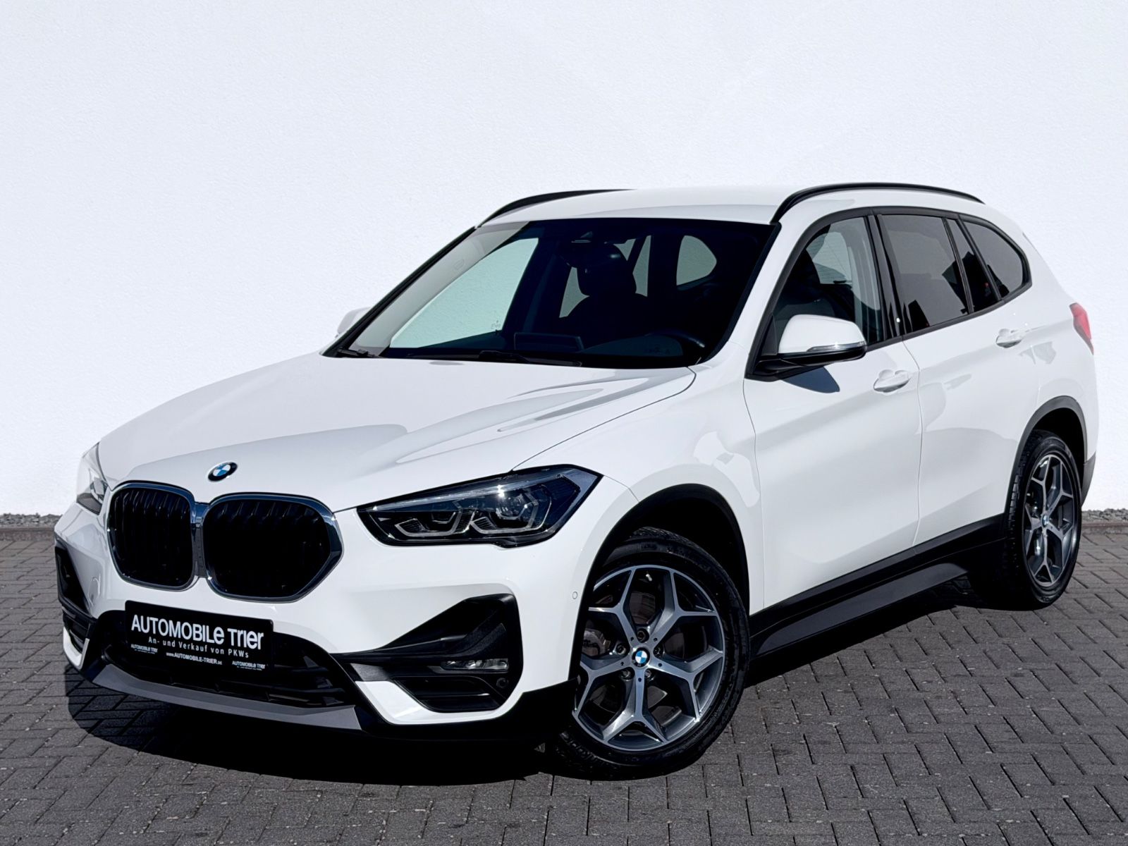 BMW X1 xDrive 25d /NAVI/LED/ACC/HUD/CAM/AHK/GARANTIE in Weiß als SUV/Geländewagen/Pickup - Fahrzeugfoto 1