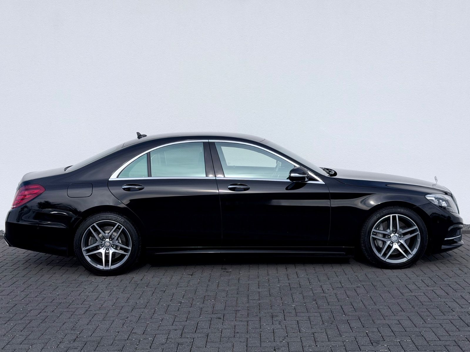 Mercedes-Benz S 500 4Matic Amg Line /NAVI/LED/ACC/CAM/BURMEST/ - Bild 4 Mercedes-Benz S 500 4Matic Amg Line /NAVI/LED/ACC/CAM/BURMEST/ in OBSIDIANSCHWARZ als Limousine - Fahrzeugfoto 4