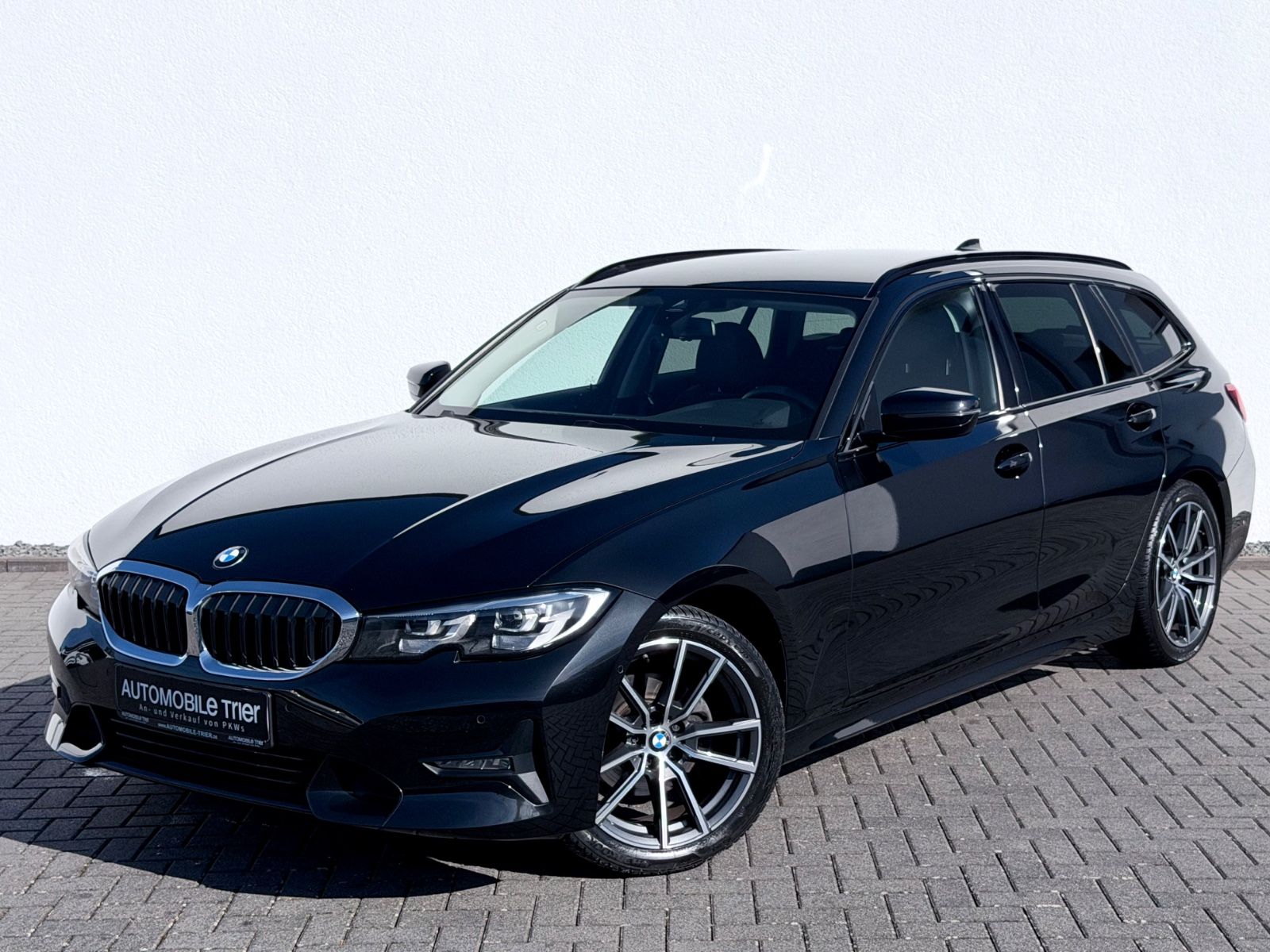 BMW 320i Touring Sport Line /NAVI/LED/CAM/GARANTIE/ in Schwarz als Kombi - Fahrzeugfoto 1
