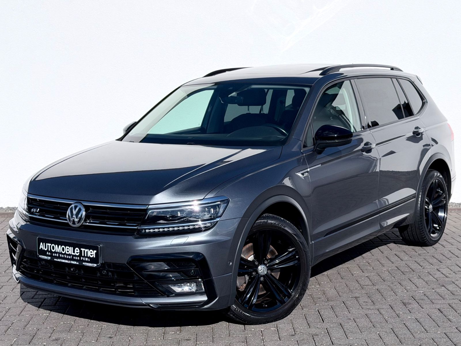 Volkswagen Tiguan Allspace R line 2.0 TDI DSG 4Motion in Grau als SUV/Geländewagen/Pickup - Fahrzeugfoto 1