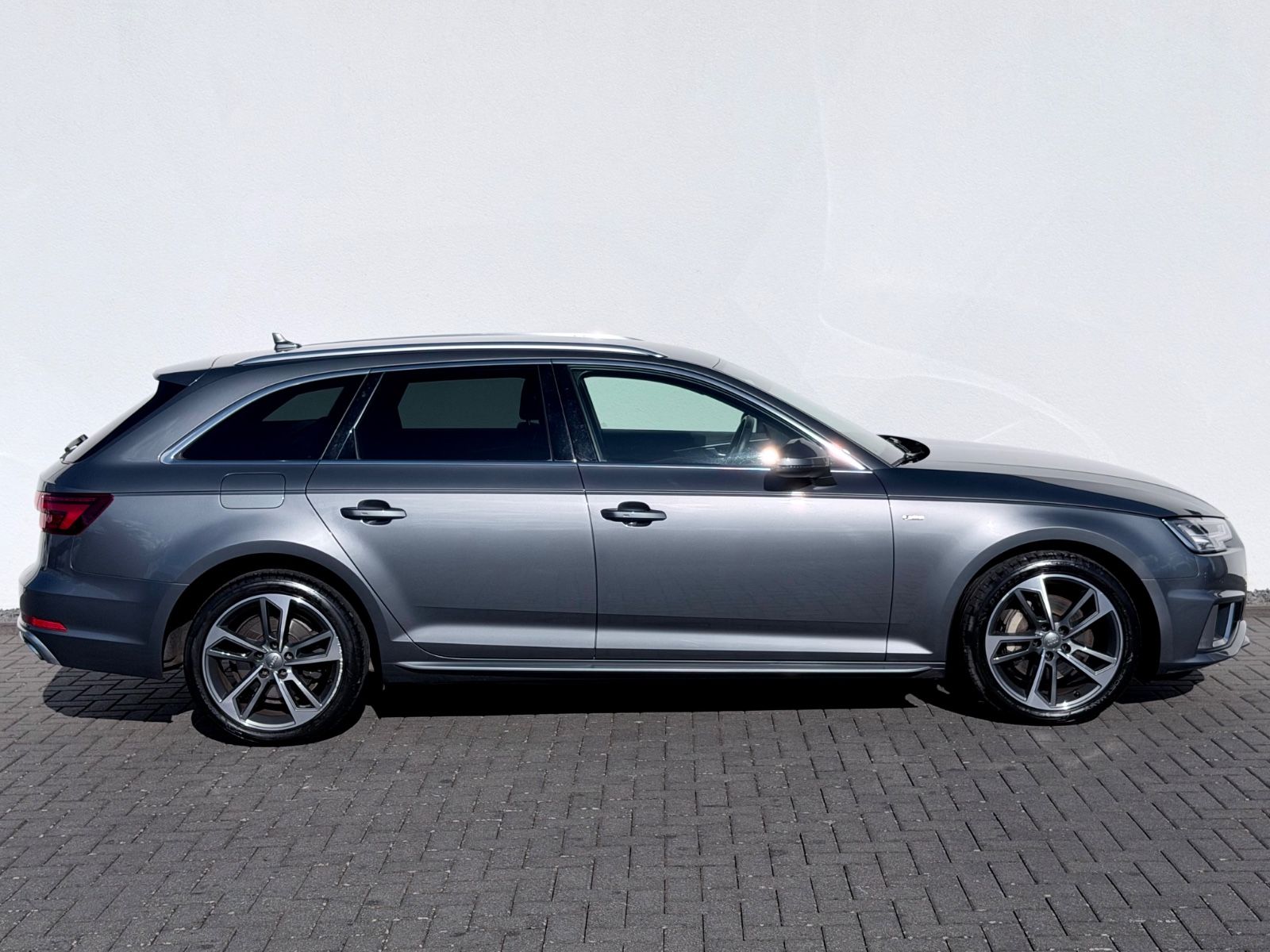 Audi A4 Avant 40 TDI S line /NAVI/LED/1.HAND/GARANTIE - Bild 4 Audi A4 Avant 40 TDI S line /NAVI/LED/1.HAND/GARANTIE in Monsungrau Metallic als Kombi - Fahrzeugfoto 4