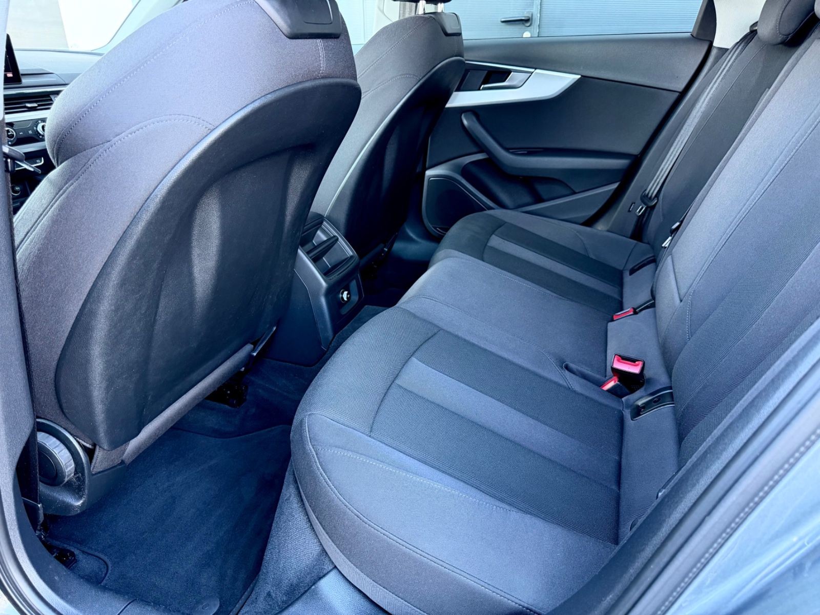 Audi A4 Avant 40 TDI S line /NAVI/LED/1.HAND/GARANTIE - Bild 14 Audi A4 Avant 40 TDI S line /NAVI/LED/1.HAND/GARANTIE in Monsungrau Metallic als Kombi - Fahrzeugfoto 14