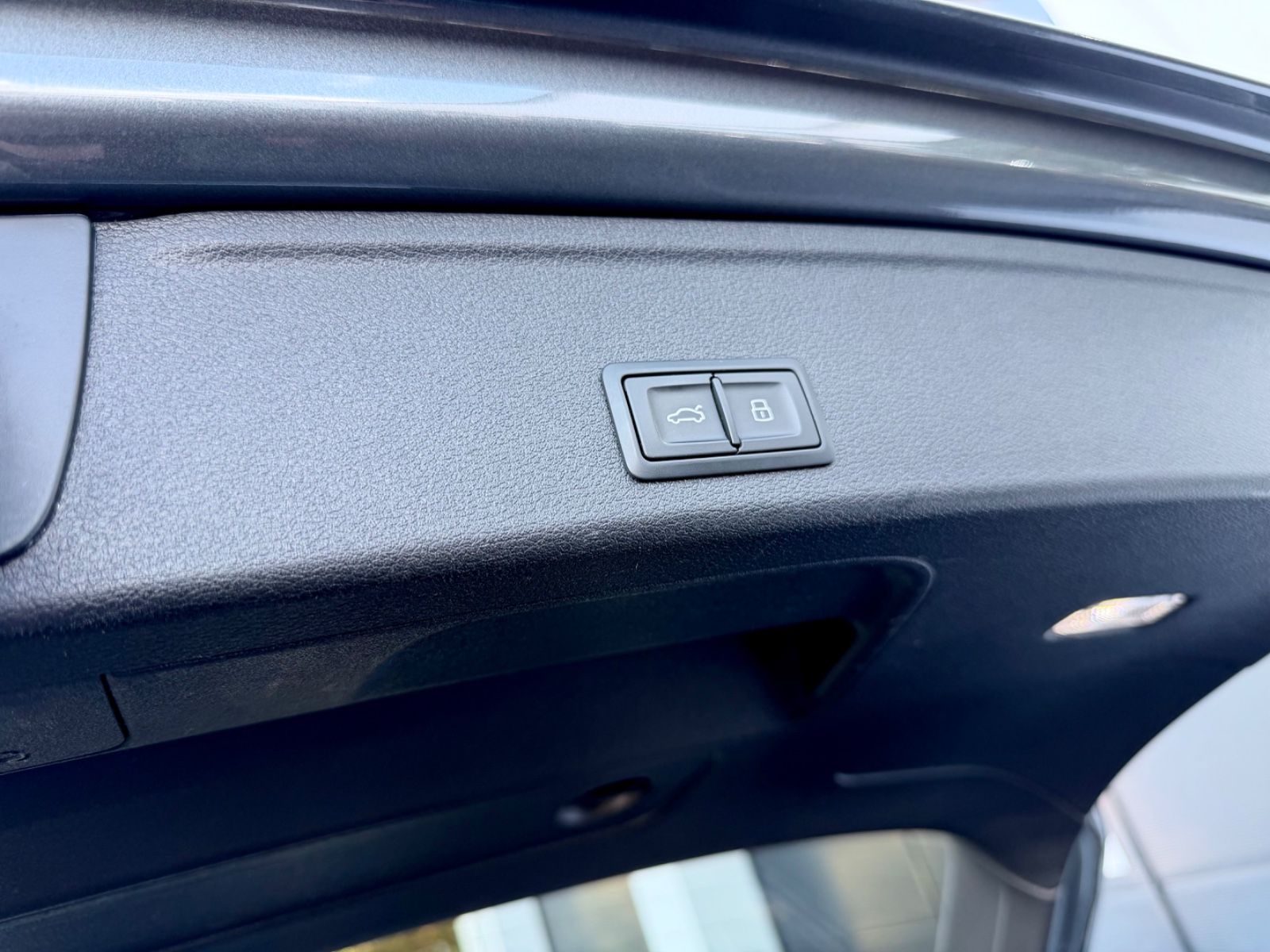 Audi A4 Avant 40 TDI S line /NAVI/LED/1.HAND/GARANTIE - Bild 18 Audi A4 Avant 40 TDI S line /NAVI/LED/1.HAND/GARANTIE in Monsungrau Metallic als Kombi - Fahrzeugfoto 18