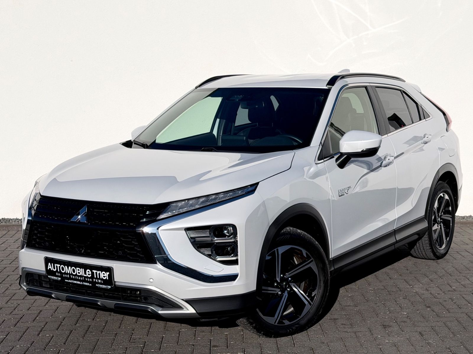Mitsubishi Eclipse Cross Plus 2.4 Hybrid 4WD /NAVI/LED/CAM/ in Weiß als SUV/Geländewagen/Pickup - Fahrzeugfoto 1
