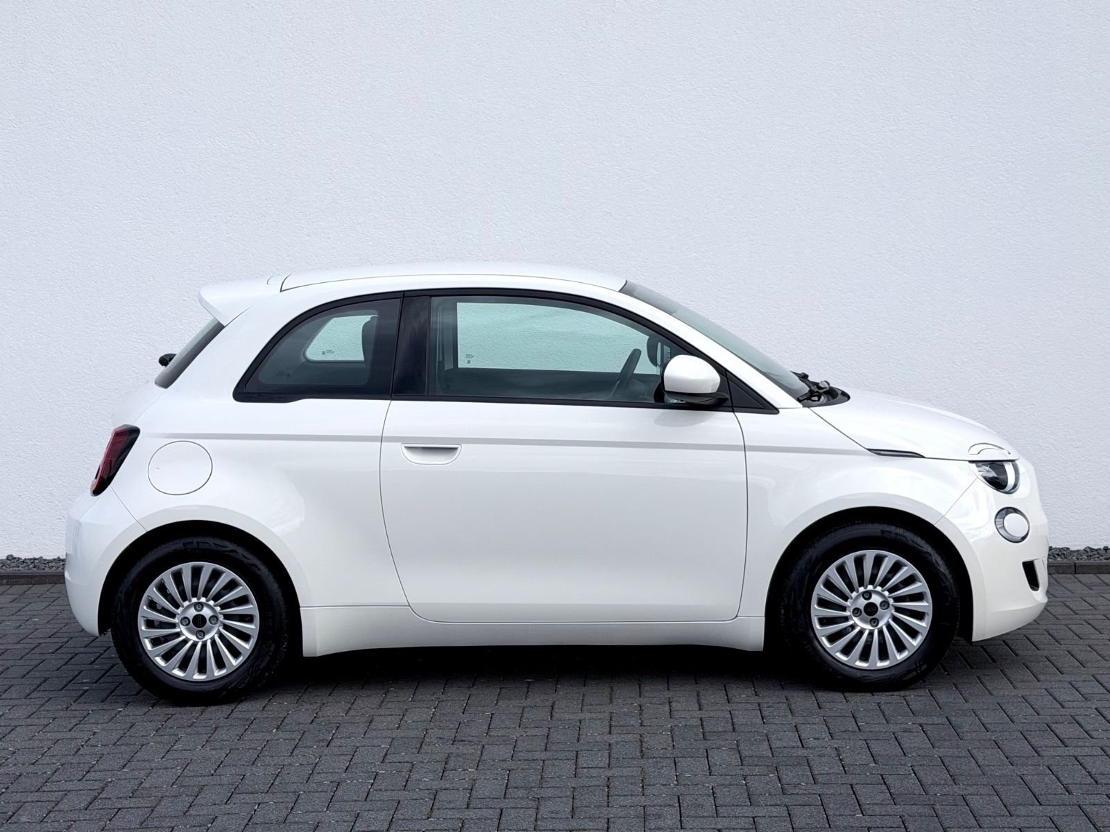 Fiat 500 e / LED / CARPLAY / GARANTIE / - Bild 4 Fiat 500 e / LED / CARPLAY / GARANTIE / in COLORE ESTERNO (Arktis Weiß) als Kleinwagen - Fahrzeugfoto 4