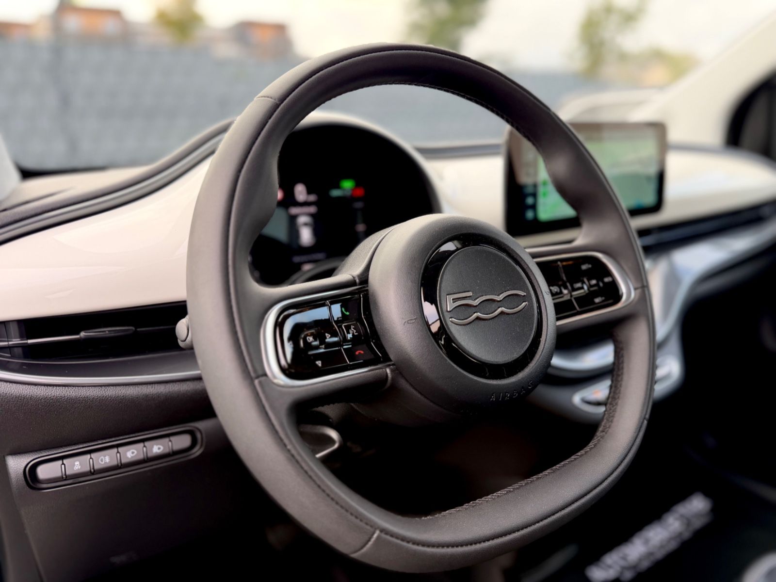 Fiat 500 e / LED / CARPLAY / GARANTIE / - Bild 10 Fiat 500 e / LED / CARPLAY / GARANTIE / in COLORE ESTERNO (Arktis Weiß) als Kleinwagen - Fahrzeugfoto 10