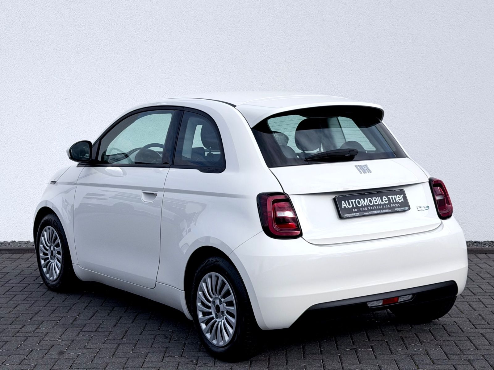 Fiat 500 e / LED / CARPLAY / GARANTIE / - Bild 7 Fiat 500 e / LED / CARPLAY / GARANTIE / in COLORE ESTERNO (Arktis Weiß) als Kleinwagen - Fahrzeugfoto 7