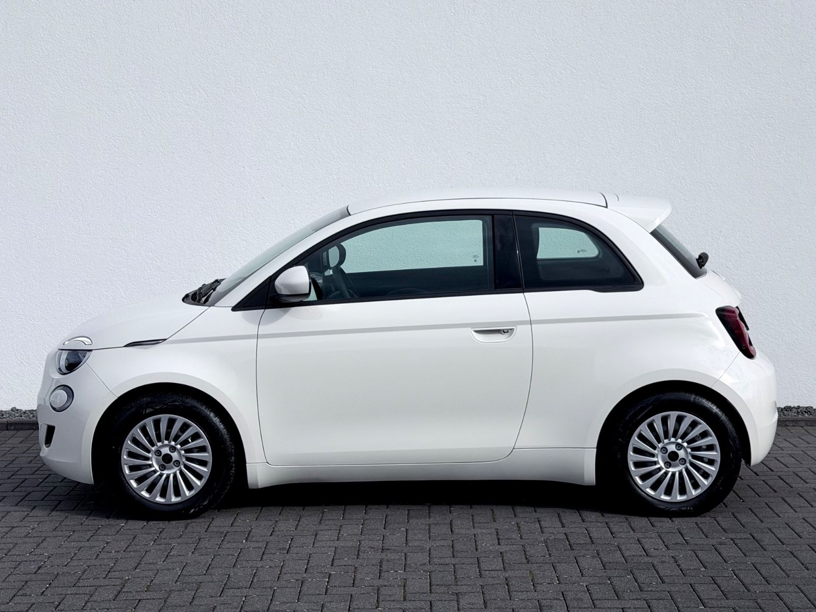 Fiat 500 e / LED / CARPLAY / GARANTIE / - Bild 8 Fiat 500 e / LED / CARPLAY / GARANTIE / in COLORE ESTERNO (Arktis Weiß) als Kleinwagen - Fahrzeugfoto 8