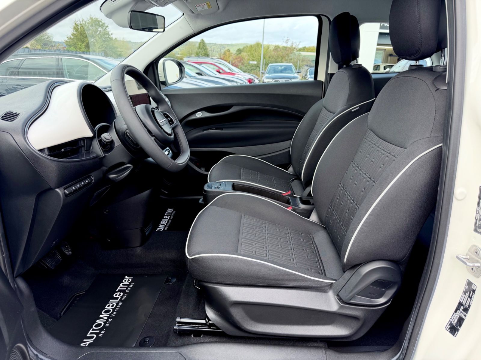 Fiat 500 e / LED / CARPLAY / GARANTIE / - Bild 9 Fiat 500 e / LED / CARPLAY / GARANTIE / in COLORE ESTERNO (Arktis Weiß) als Kleinwagen - Fahrzeugfoto 9