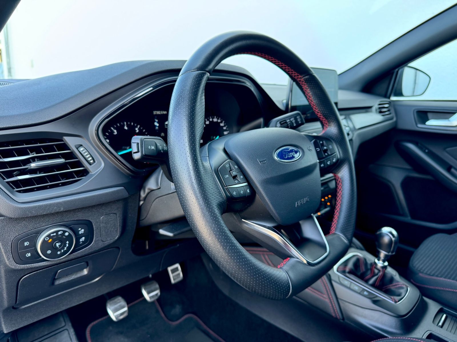 Bild 10 von 14 - Ford Focus - Gebrauchtwagen von Automobile Trier Ford Focus Lim. ST-Line 1.5, NAVI, CAM, LED, 1.HAND