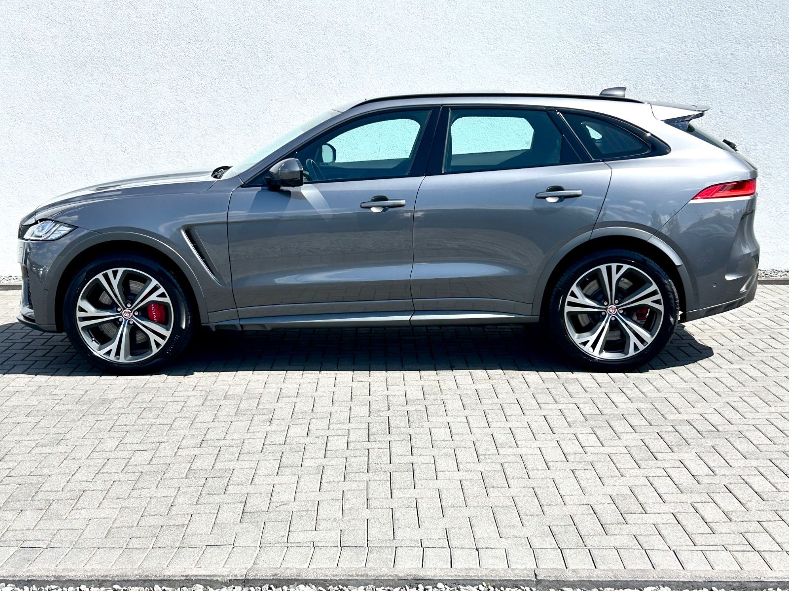 Bild 7 von 15 - Jaguar F-Pace - Gebrauchtwagen von Automobile Trier Jaguar F-Pace SVR 5.0 V8 AWD, LED, PANO, 360CAM