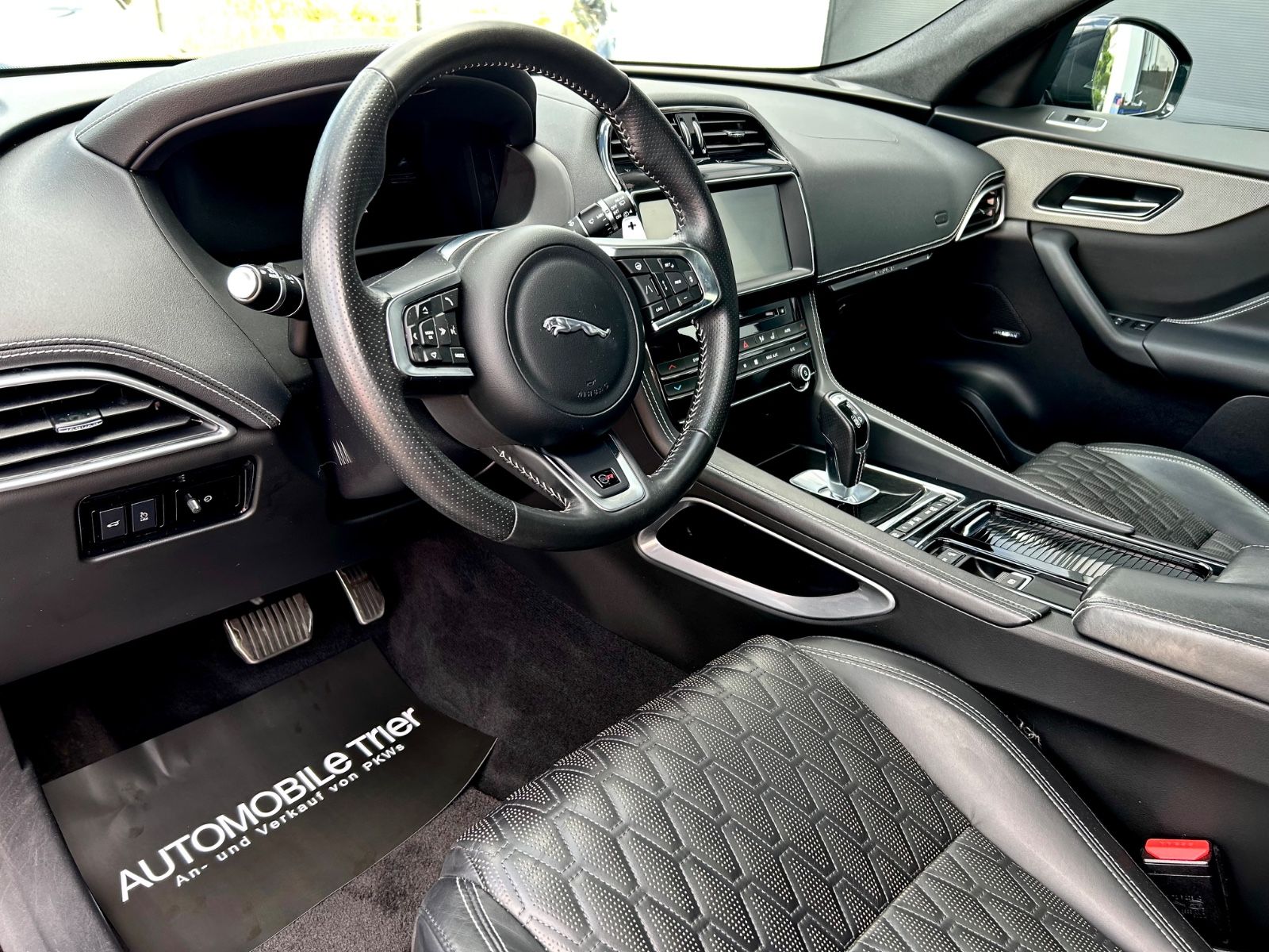 Bild 9 von 15 - Jaguar F-Pace - Gebrauchtwagen von Automobile Trier Jaguar F-Pace SVR 5.0 V8 AWD, LED, PANO, 360CAM