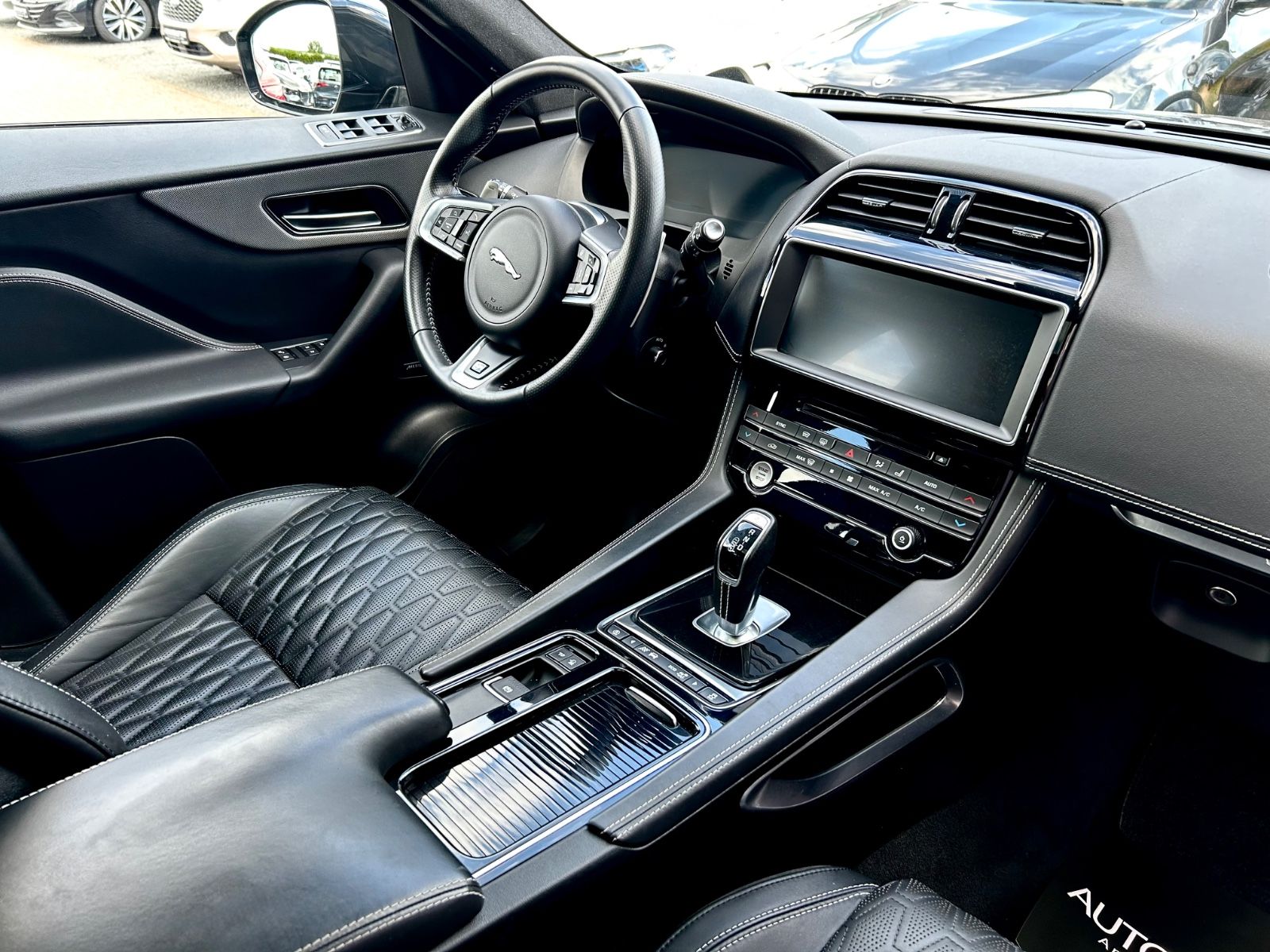 Bild 11 von 15 - Jaguar F-Pace - Gebrauchtwagen von Automobile Trier Jaguar F-Pace SVR 5.0 V8 AWD, LED, PANO, 360CAM