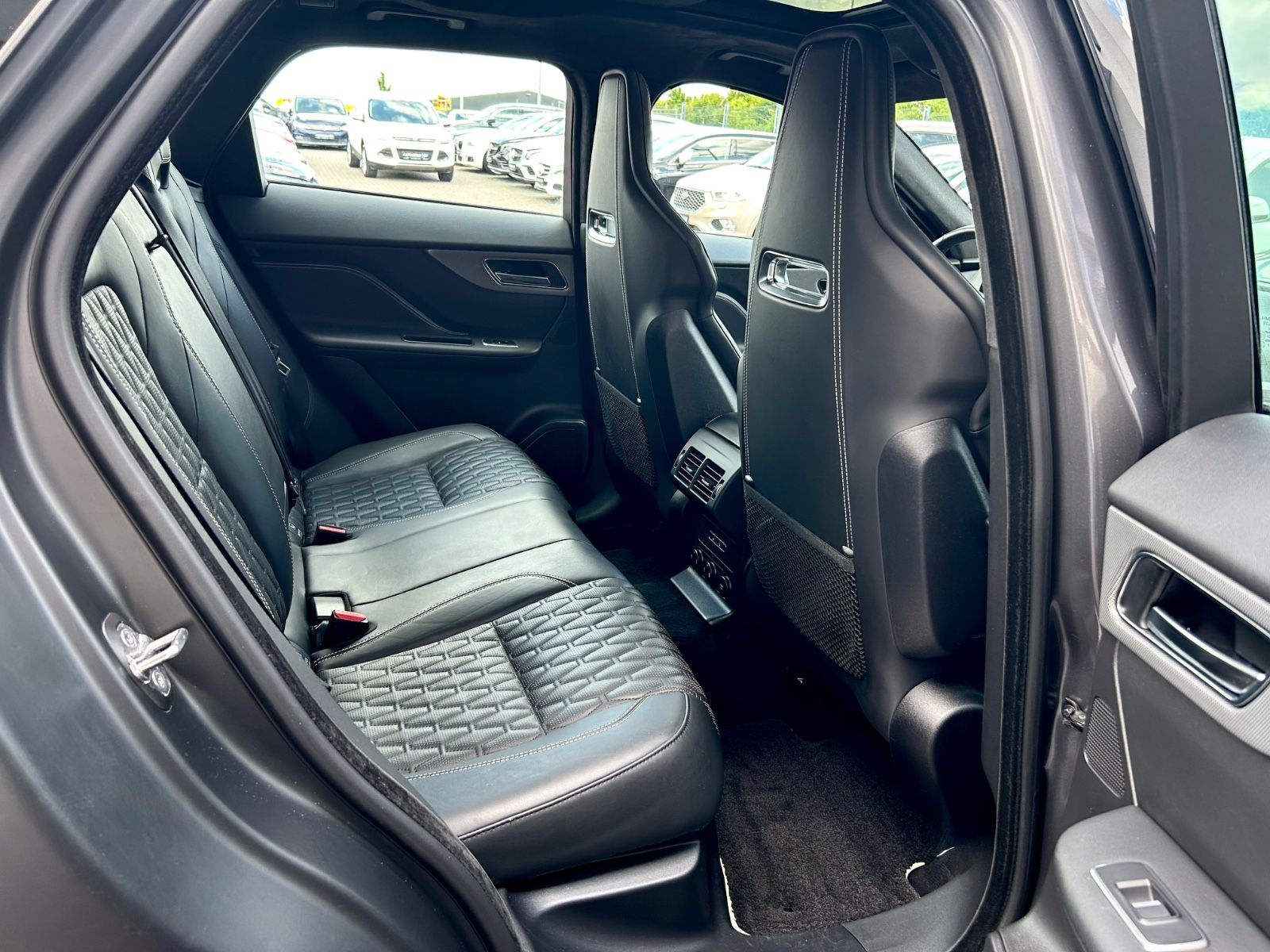 Bild 14 von 15 - Jaguar F-Pace - Gebrauchtwagen von Automobile Trier Jaguar F-Pace SVR 5.0 V8 AWD, LED, PANO, 360CAM