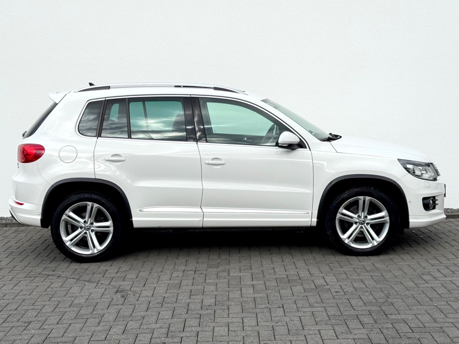 Bild 4 von 16 - Volkswagen Tiguan - Gebrauchtwagen von Automobile Trier Volkswagen Tiguan 2.0 TDI DSG 4Motion, 3X R LINE, PANO, KAMERA