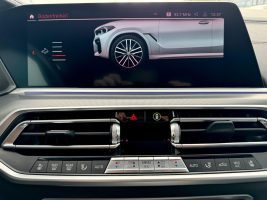BMW X6 xDrive 30 d M Sport Paket /LASER/HUD/H&K/CAM in Weiß als SUV/Geländewagen/Pickup - Fahrzeugfoto 17