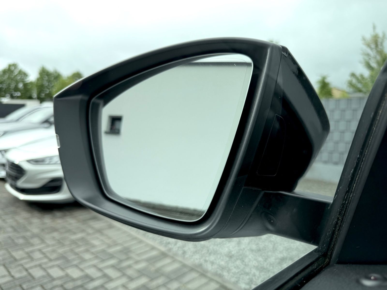 Skoda Karoq Sportline 2.0 TSI DSG 4x4/PANO/LED/ACC/AHK - Bild 16 Skoda Karoq Sportline 2.0 TSI DSG 4x4/PANO/LED/ACC/AHK in Silber als SUV/Geländewagen/Pickup - Fahrzeugfoto 16