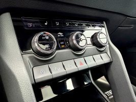 Skoda Karoq Sportline 2.0 TSI DSG 4x4/PANO/LED/ACC/AHK in Silber als SUV/Geländewagen/Pickup - Fahrzeugfoto 19
